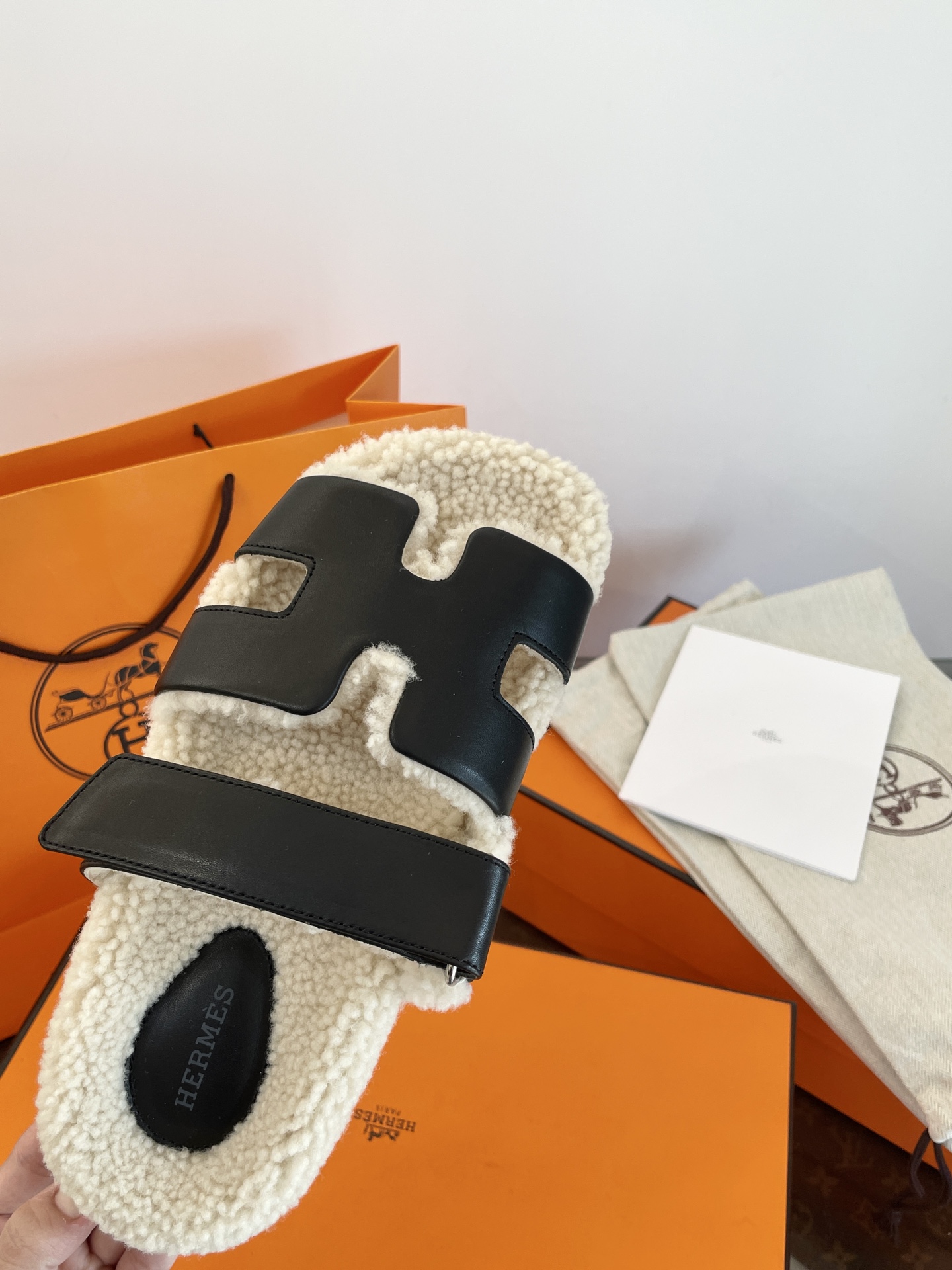 NO:545722,: More details ① Exclusive original upper 1:1 custom imported full grain calfskin // beef reverse fur + cashmere + suede goatskin // Teddy lamb fur ② Inner lining / foot pads off-white Teddy lamb fur inner sole and lining (the color and soft density are exactly the same) ③ Exclusive original 1:1 open mold black tu rubber sole ~ anti-slip and wear-resistant, fur shoes and slippers, slippers, cowhide, sheepskin, chamois leather19860909: 更多细节 ①鞋面独家原版1:1定制分别进口全粒面小牛皮//牛反毛皮+羊绒+麂皮山羊皮//泰迪羊羔毛 ②内里/垫脚米白色泰迪羊羔毛内底和内衬（色泽和松软密度都是如出一辙的） ③大底独家原版1:1开模黑色tu橡胶鞋底～防滑耐磨,毛毛鞋拖鞋,slippers,cowhide,sheepskin,chamois leather,Women's Shoes