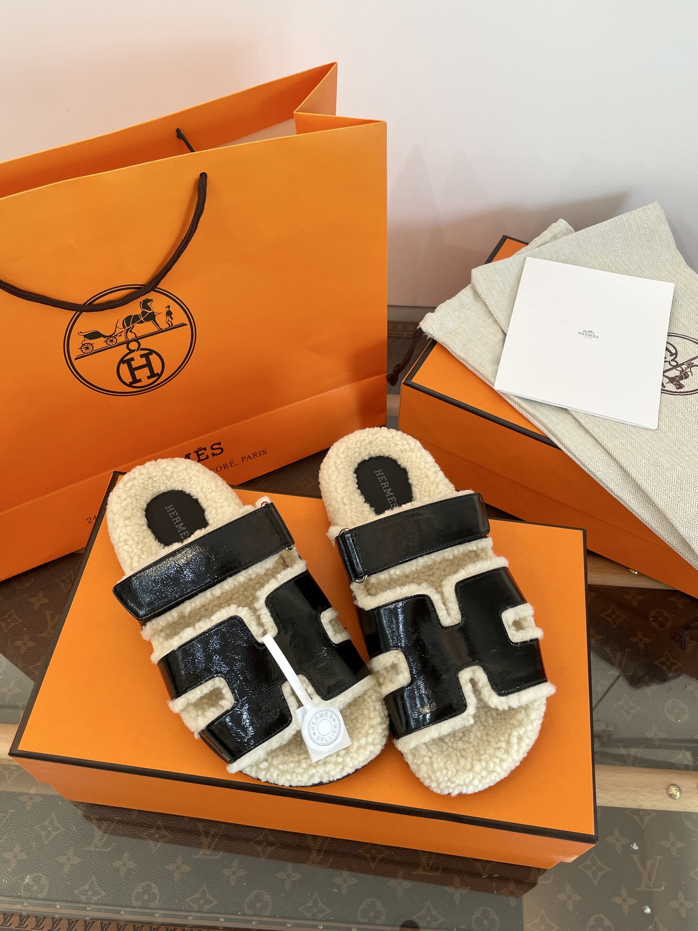 NO:545725,Dongguan *||Aimajia 'oil wax skin' Teddy Mao Erjiu Maomao Momod [Top high-end quality of Guanda Factory] *è lazy Mao Erjiu Slippers Appearance + comfort + warmth Soft fufu~ Super comfortable ~ One foot pedal _ Go out casually ~ A must-have for lazy autumn and winter ~ The king of high-end versatility Different from market currency ~ The high-end quality is absolutely different 35, 36, 37, 38, 39, 40, 41, , fufu slippers, hermes, slippers19860909莞产 *||爱马家“油蜡皮”泰迪毛二舅毛毛拖 【莞大厂顶级高端品质】 *è懒人毛毛二舅拖鞋 颜值+舒适度+保暖 上脚软fufu～超级舒服～一脚蹬_随性出门～懒人秋冬必备款～高级百搭之王 区别市场通货～高端品质绝对不一样 35、36、37、38、39、40、41、,毛毛鞋拖鞋,hermes,slippers,Women's Shoes