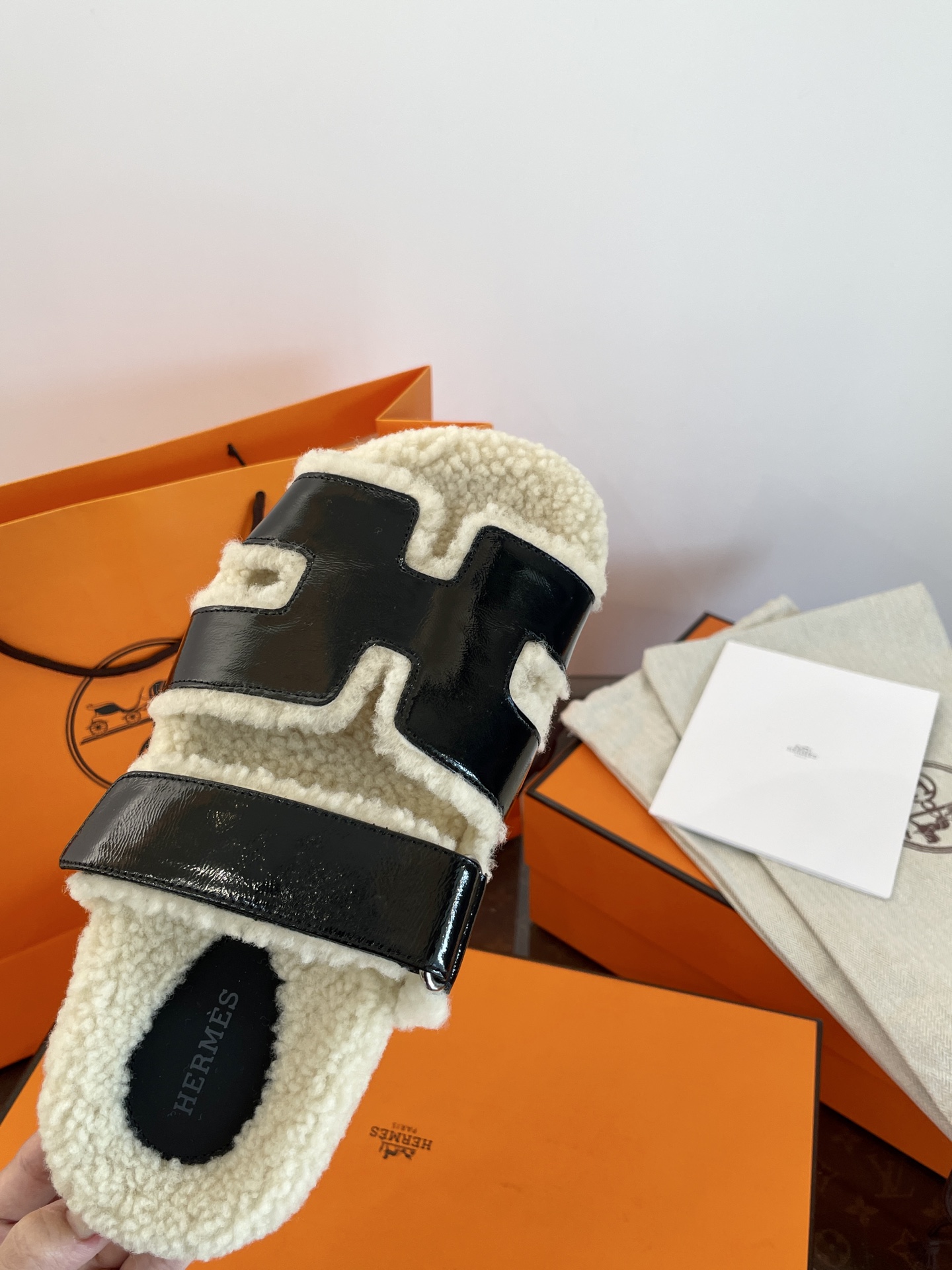 NO:545731,: More details ① Exclusive original upper 1:1 customized imported beef wax leather // Teddy lamb wool ② Inner lining / foot pads off white Teddy lamb wool inner sole and lining (the color and soft density are exactly the same) ③ Exclusive original sole 1:1 open mold black tu rubber sole ~ anti-slip and wear-resistant [sole height about 3cm], fur shoes and slippers, slippers19860909: 更多细节 ①鞋面独家原版1:1定制进口牛皱油蜡皮//泰迪羊羔毛 ②内里/垫脚米白色泰迪羊羔毛内底和内衬（色泽和松软密度都是如出一辙的） ③大底独家原版1:1开模黑色tu橡胶鞋底～防滑耐磨【底高3cm左右】,毛毛鞋拖鞋,slippers,Women's Shoes