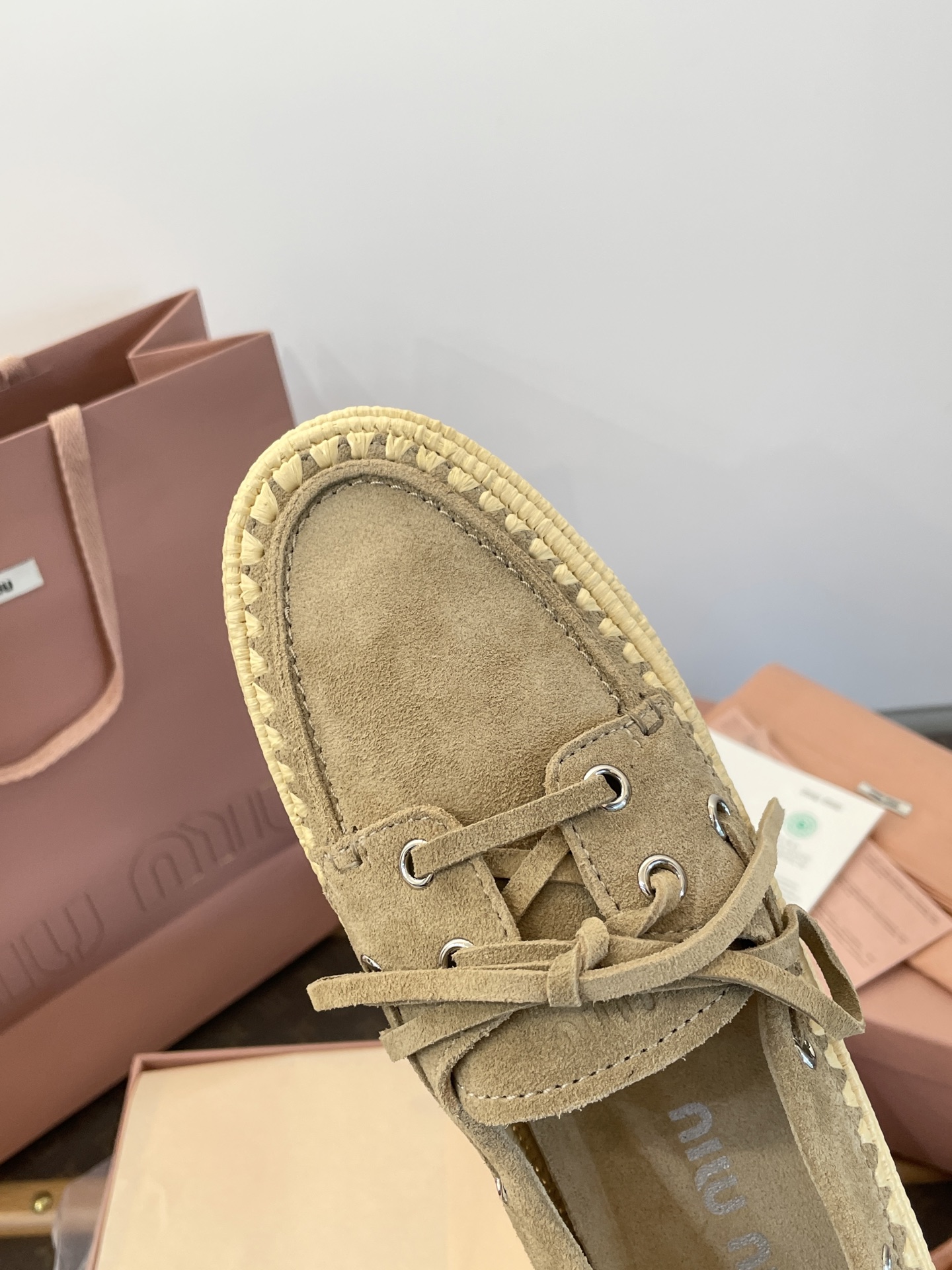 NO:545782,: More details ① Exclusive original version of the upper 1:1 customized A-grade high mercerized wool velvet + Raffia hand-woven Lafite Raffia weaving on the shoe circle is all purely hand-made and labor-intensive. They are all woven by hand stitch and thread. It is very slow, very costly, and the labor cost is super expensive. ② Inside A-grade high mercerized wool velvet ③ Exclusive original version of the sole 1:1 mold opening super soft TU rubber outsole. Different from market currency ~ high-end quality is absolutely different, loafers, loafers, espadrilles19860909: 更多细节 ①鞋面独家原版1:1定制A级高丝光胎牛绒+拉菲草手工编织 鞋子周圈的拉菲草编织,全部纯手工费时费力,均由人工一针一线编织而成,很慢很慢,造价高,人工成本超级贵 ②内里A级高丝光胎牛绒 ③大底独家原版1:1开模超软TU橡胶大底 区别市场通货～高端品质绝对不一样,乐福鞋,loafers,espadrilles,Women's Shoes