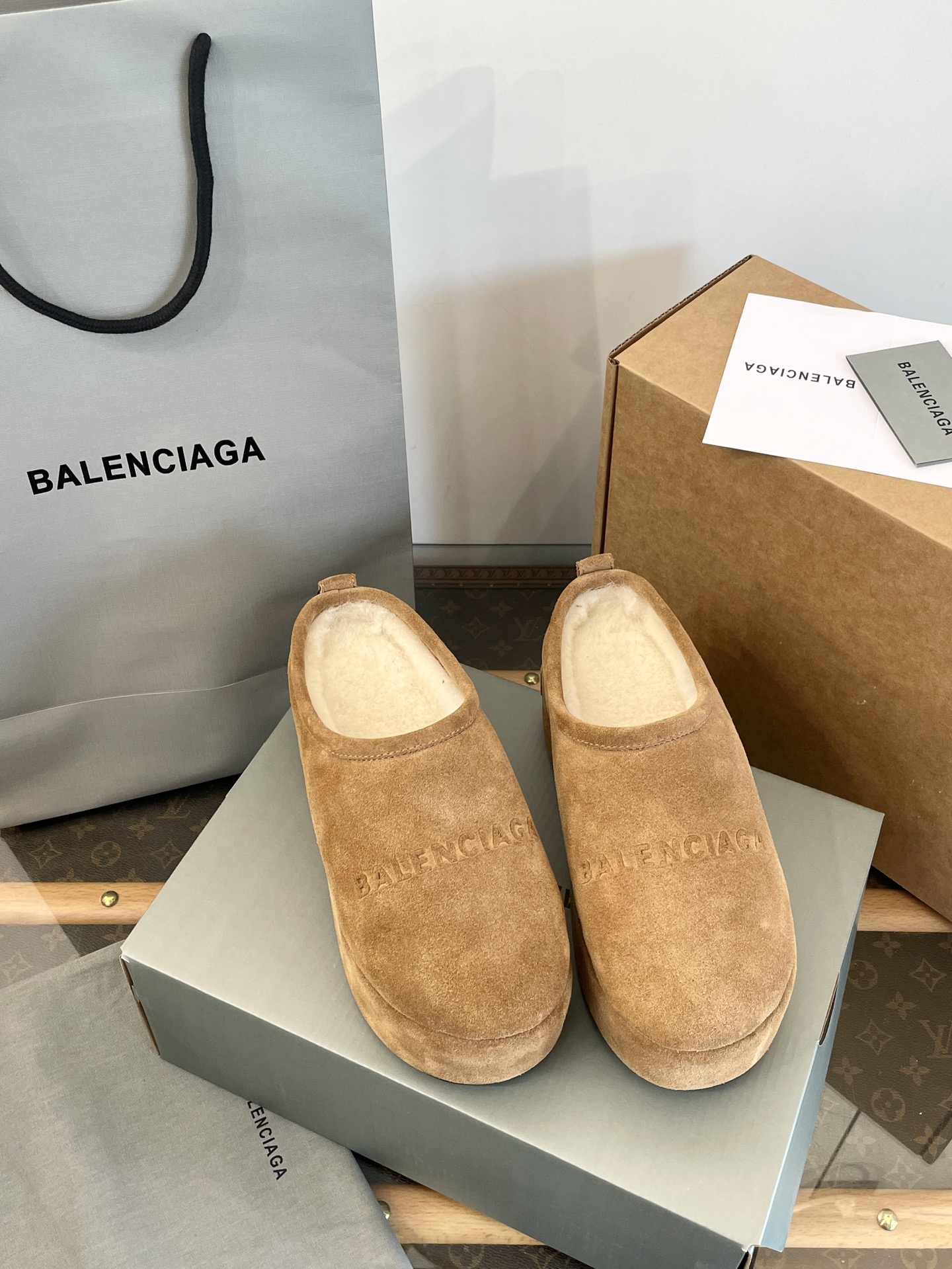 NO:563214,Made in Dongguan, Balenciaga ALASKA SOFT thick-soled Mule fur slippers [top high-end quality from Dongda Factory] Balenciaga thick-soled Boken fur slippers 6.5cm thick sole ~ light on the feet ~ increases height and lengthens the legs; plush and warm fufu ~ very warm and comfortable ~ easy to put on and take off with one foot ~ very high-end to match casually ~ a must-have for autumn and winter. Different market currency ~ high quality is absolutely different  35, 36, 37, 38, 39, 40,, semi-slippers, balenciaga, slippers19860909莞产 巴黎世家ALASKA SOFT厚底穆勒毛毛拖鞋 【莞大厂顶级高端品质】 巴黎世家厚底博肯毛毛拖 6.5cm厚底～脚感轻盈～增高又显腿长 毛绒绒暖fufu～非常保暖又舒适～一脚蹬穿脱方便～随便搭配非常高级～秋冬必备款 区别市场通货~高品质绝对完全不一样 35、36、37、38、39、40、,半拖毛毛鞋,balenciaga,slippers,Women's Shoes