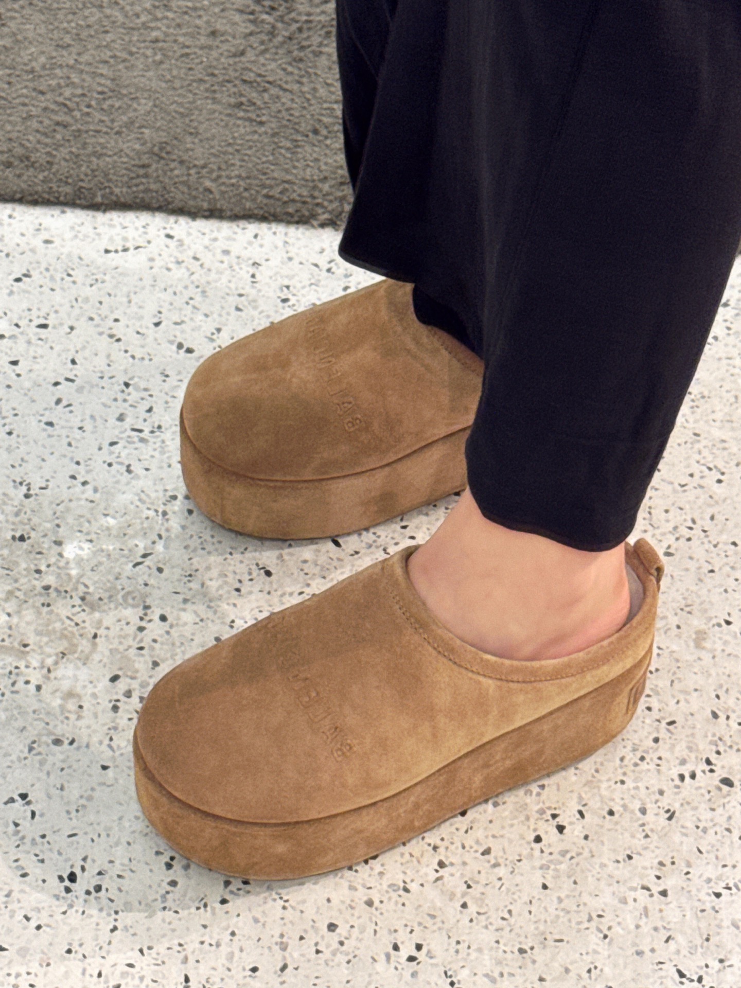 NO:563235,On-foot demonstration: Thick bottom layer increases height and makes legs look slimmer~, half-mogging furry shoes19860909上脚示范 厚底层增高又显腿细～,半拖毛毛鞋,Women's Shoes