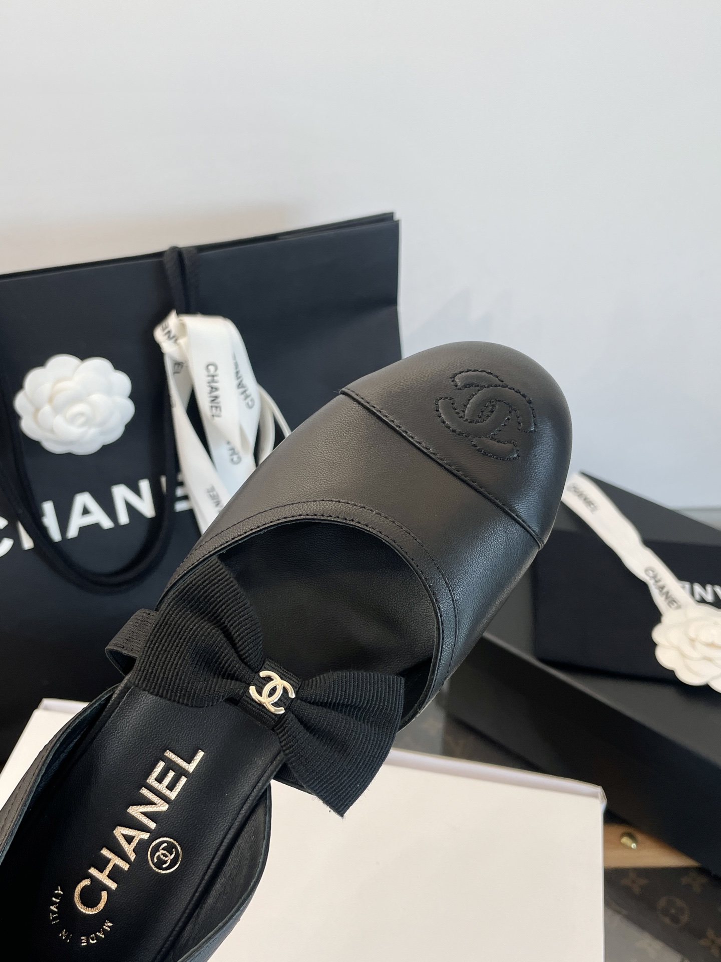 NO:545814,: Details: Exclusive original 1:1 custom imported lambskin (bow cotton webbing + imported high elastic elastic band) Inner/foot pad lambskin footrest font, clear, uniform, detailed and complete ~ very natural, the effect is exactly the same as small buckle, exclusive original 1:1 open mold custom zinc alloy material ~ lasting and not softening, exclusive original 1:1 custom Italian imported black core transparent leather sole, definitely not very ordinary in the market!  !  Those who understand goods will naturally understand ~ the quality of purchasing agents is absolutely different, Mary Jane, sheepskin, Leather soles19860909: 细节图 鞋面独家原版1:1定制进口小羊皮（蝴蝶结棉质织带 +进口高弹松紧带） 内里/垫脚小羊皮 垫脚烫金字体 清晰均匀细致完整～很自然 效果与如出一辙 小饰扣独家原版1:1开模定制锌合金材质～持久不软化 大底独家原版1:1定制意大利进口黑芯透染真皮大底 绝不是市场很普通货！！ 懂货的自然懂～代购品质绝对完全不一样,玛丽珍,mary jane,sheepskin,Leather soles,Women's Shoes