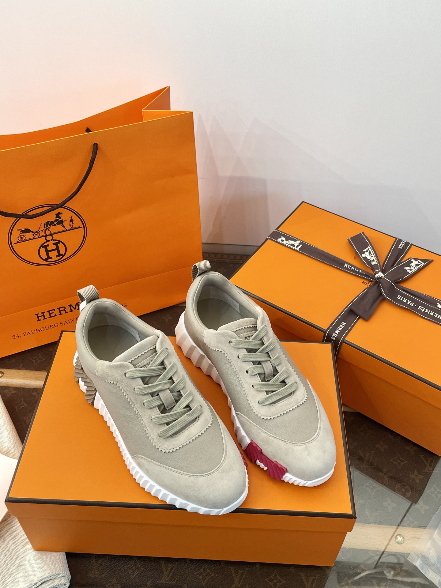 NO:563379,Produced in Wandan *||Herm*es height casual sports shoes [Wandachang top purchasing quality] Super purchasing quality ~ no pressure to get in and out Herm*es | Bouncing sneakers comfortable + beautiful + increased height 4cm lightweight thick sole ~ taller and slimmer The upper foot looks twice as good as the real thing ~ super high-end, easy to wear, extremely high commuting rate ~ all year round ~ great for daily matching Different market currency ~ top quality purchasing is definitely different  35, 36, 37, 38, 39, 40,, casual shoes/sports shoes, hermes, hermes, sneakers19860909莞产 *||爱马家增高休闲运动鞋【莞大厂顶级代购品质】 超代购品质～出入无压力 Herm*es | Bouncing运动鞋 舒适+颜值+增高 4cm轻便厚底～增高又显瘦 上脚比实物好看倍～巨高级、巨好穿、通勤率极高～一年四季～日常巨好搭配 区别市场通货～代购顶级品质绝对不一样 35、36、37、38、39、40、,休闲鞋/运动鞋,hermes,hermes,sneakers,Women's Shoes