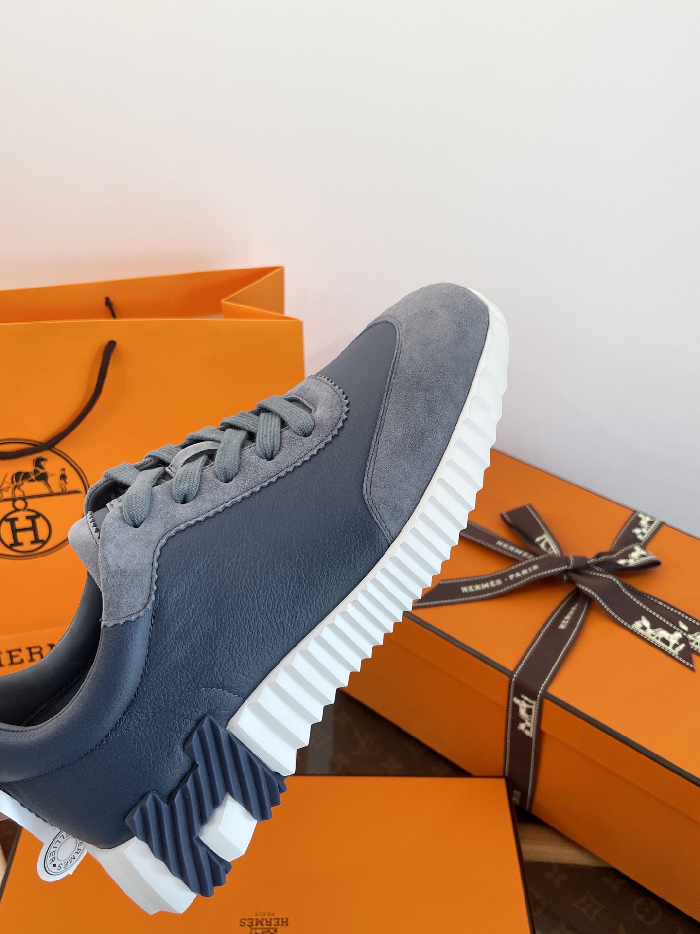 NO:563387,[Exclusive and consistent matching material] Fabric Exclusive original 1:1 customized drum soft textured sheepskin + high mercerized sheep suede (sea blue/pebble beige) Mixed grain soft sheepskin lining Foot pads mixed grain soft sheepskin + injection molded high-elastic foam foot bed Exclusive original 1:1 outsole Spend a lot of money to develop private mold I outsole + inlaid H piece TU material [sole height is about 4cm] High elastic cushioning is super light ~ very light and comfortable to wear...  It is by no means an ordinary product in the market. Those who know the product will naturally understand~ The quality of purchasing agents is absolutely completely different, casual shoes/sports shoes, sneakers, sheepskin19860909【独家一致对版材质】 面料独家原版1:1定制鼓软摔纹羊皮+高丝光羊反绒（海蓝色/卵石米色） 内里混种粒面柔软羊皮 垫脚混种粒面柔软羊皮+注塑高弹发泡脚床 大底独家原版1:1花重金开发私模I大底+镶嵌H片TU材质【底高4cm左右】 高弹缓震超轻～穿起来跟一致非常轻便舒适…… 绝不是市场很普通货 懂货的自然懂～代购品质绝对完全不一样,休闲鞋/运动鞋,sneakers,sheepskin,Women's Shoes