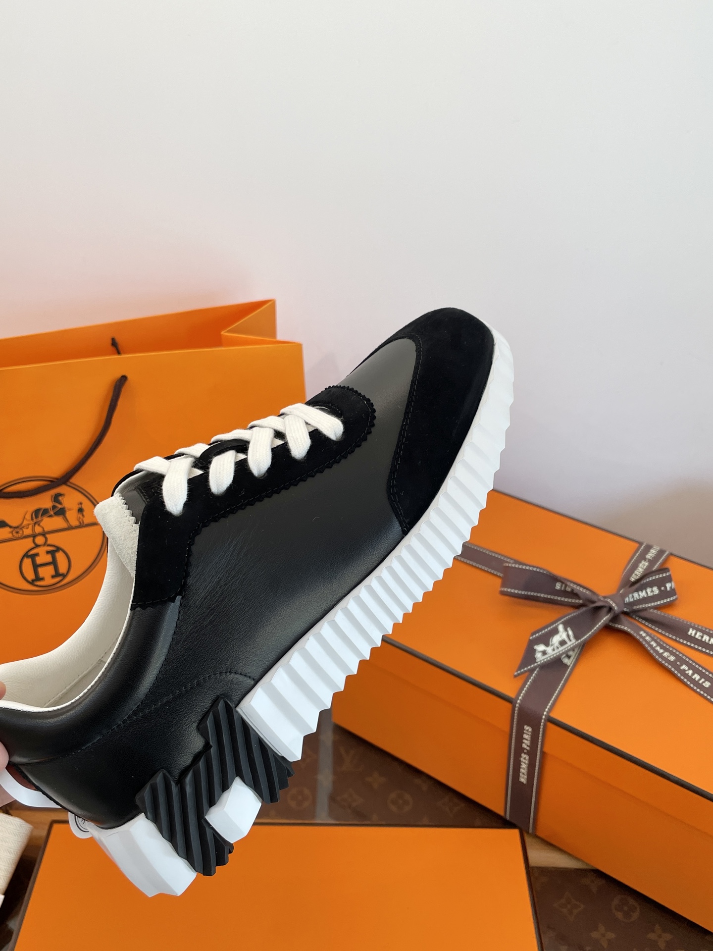 NO:563392,When making shoes, we not only pay attention to the materials and craftsmanship, but we also put effort into casual shoes/sports shoes and sneakers.19860909做鞋,我们何止用心,用料手艺工艺,我们更舍得,休闲鞋/运动鞋,sneakers,Women's Shoes