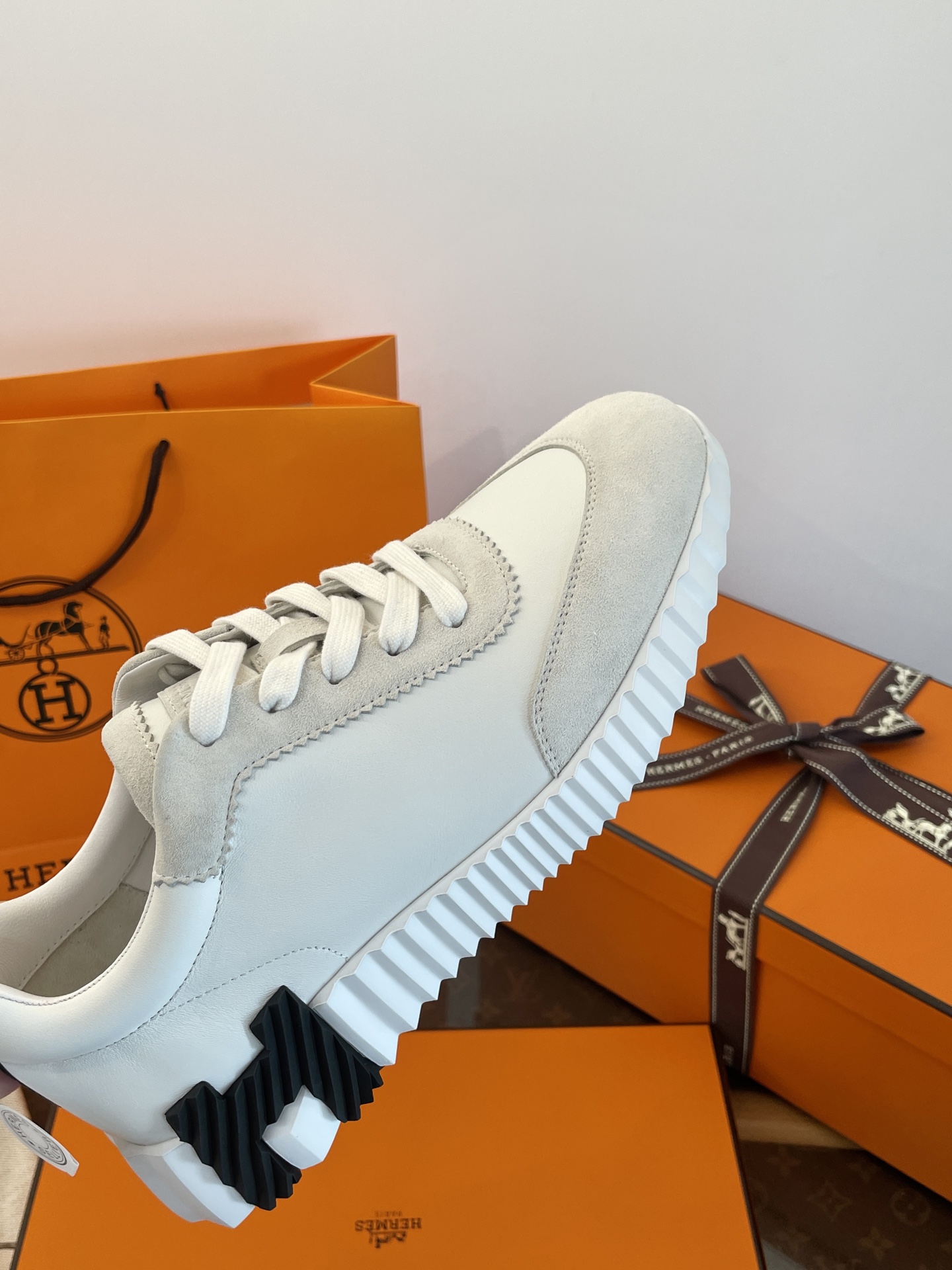 NO:563397,White leather/black leather. Exclusive original 1:1 customized calfskin + high mercerized sheep suede. Black and white color matching, versatile and durable, classic and never out of fashion!  Lightweight sole + elastic design, perfect comfort!  The lettering details are low-key, fashionable and unobtrusive!  This kind of 'low-key' but super high-quality sneakers ~ you really fall in love with them as soon as you put them on, casual shoes/sneakers, sneakers, cowhide19860909白色皮面/黑色皮面 独家原版1:1定制小牛皮+高丝光羊反绒 黑白配色百搭耐看,经典不退流行！ 轻盈鞋底＋弹力设计,舒适度满分！ 字样细节低调点缀,时髦又不张扬！ 这种“低调”但质感超满分的运动鞋～真的让人一穿上就爱上,休闲鞋/运动鞋,sneakers,cowhide,Women's Shoes