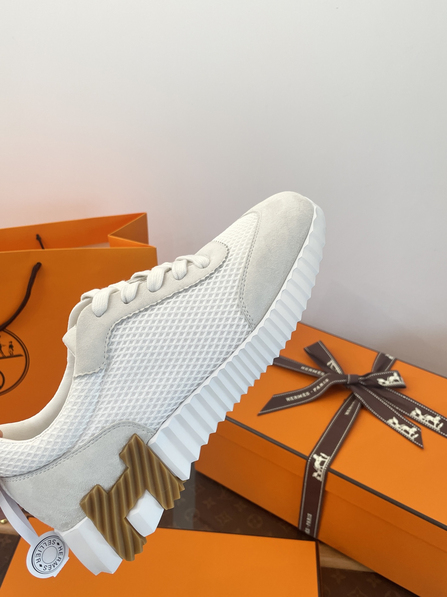 NO:563407,[Exclusive and consistent mesh material] ① Exclusive original 1:1 customized high mercerized sheep suede + sandwich diamond mesh fabric ② Breathable corn mesh lining + mixed grain soft sheepskin ③ Mixed grain soft sheepskin for feet + injection molded high-elastic foam footbed ④ Exclusive original 1:1 outsole spent a lot of money to develop private mold I outsole + inlaid H piece TU material [bottom height is about 4cm]  High elastic cushioning and ultra-light ~ It is very light and comfortable to wear... It took a lot of effort and a lot of money to develop. Those who know the goods will naturally understand ~ The quality of purchasing agents is absolutely completely different, casual shoes/sports shoes, sneakers, sheepskin19860909【独家一致网面材质】 ①面料独家原版1:1定制高丝光羊反绒+三明治菱格网布 ②内里玉米格透气网布+混种粒面柔软羊皮 ③垫脚混种粒面柔软羊皮+注塑高弹发泡脚床 ④大底独家原版1:1花重金开发私模I大底+镶嵌H片TU材质【底高4cm左右】 高弹缓震超轻～穿起来跟一致非常轻便舒适…… 花了很大心思.重金开发 懂货的自然懂～代购品质绝对完全不一样,休闲鞋/运动鞋,sneakers,sheepskin,Women's Shoes