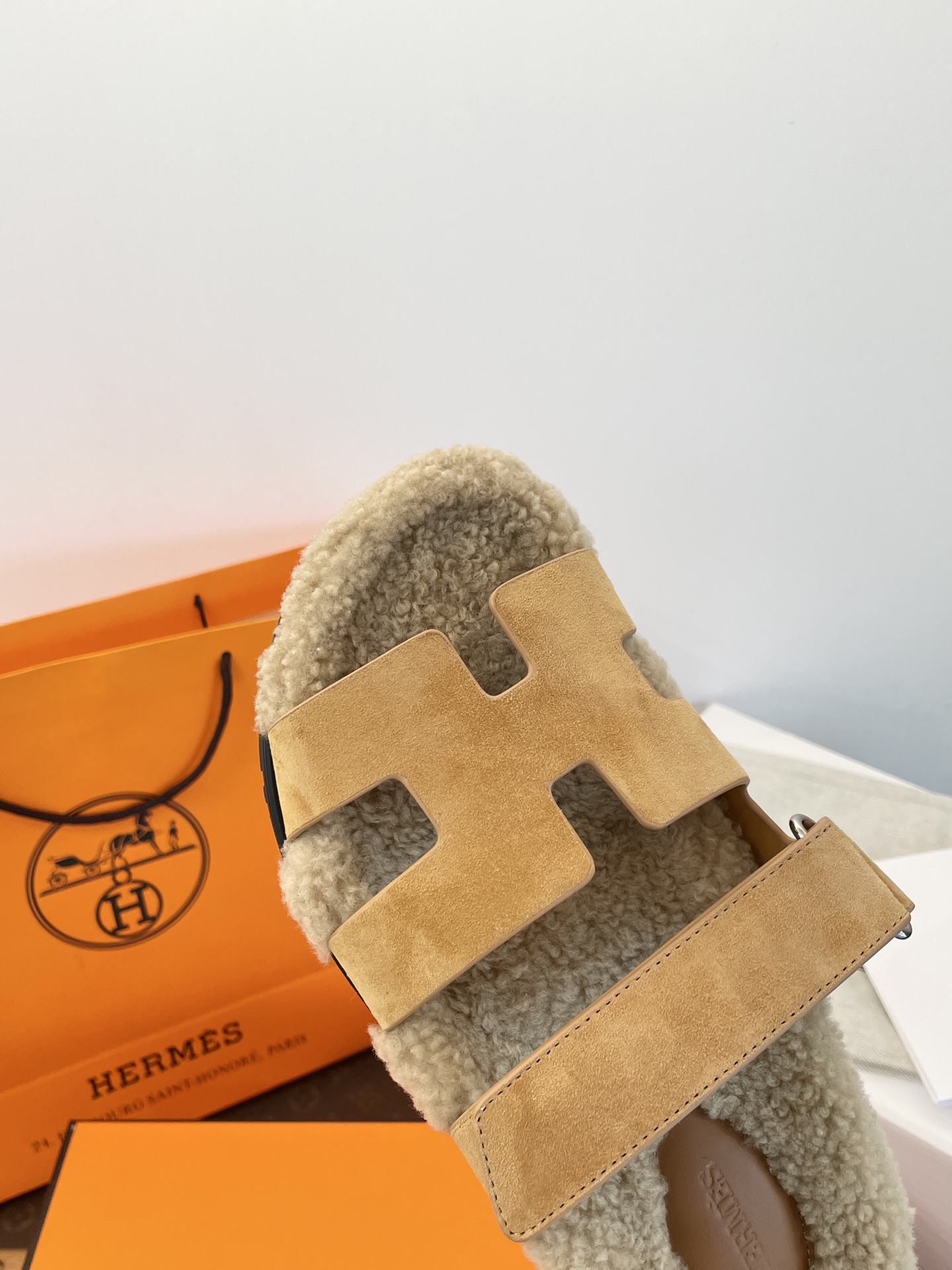 NO:563348,① The upper is made of exclusive original 1:1 customized imported first-layer suede cashmere ② The lining is made of imported first-layer cowhide ③ The feet are made of imported South African fur pearl curly lambswool (the color and softness density are exactly the same) ④ The outsole is made of exclusive original 1:1 molded black tu rubber sole ~ non-slip and wear-resistant [the bottom height is about 3cm], fur shoes and slippers, slippers, cowhide, chamois leather19860909①鞋面独家原版1:1定制进口头层麂皮山羊绒 ②内里进口头层牛皮里 ③垫脚进口南非皮毛珍珠卷羊羔毛（色泽和松软密度都是如出一辙的） ④大底独家原版1:1开模黑色tu橡胶鞋底～防滑耐磨【底高3cm左右】,毛毛鞋拖鞋,slippers,cowhide,chamois leather,Women's Shoes