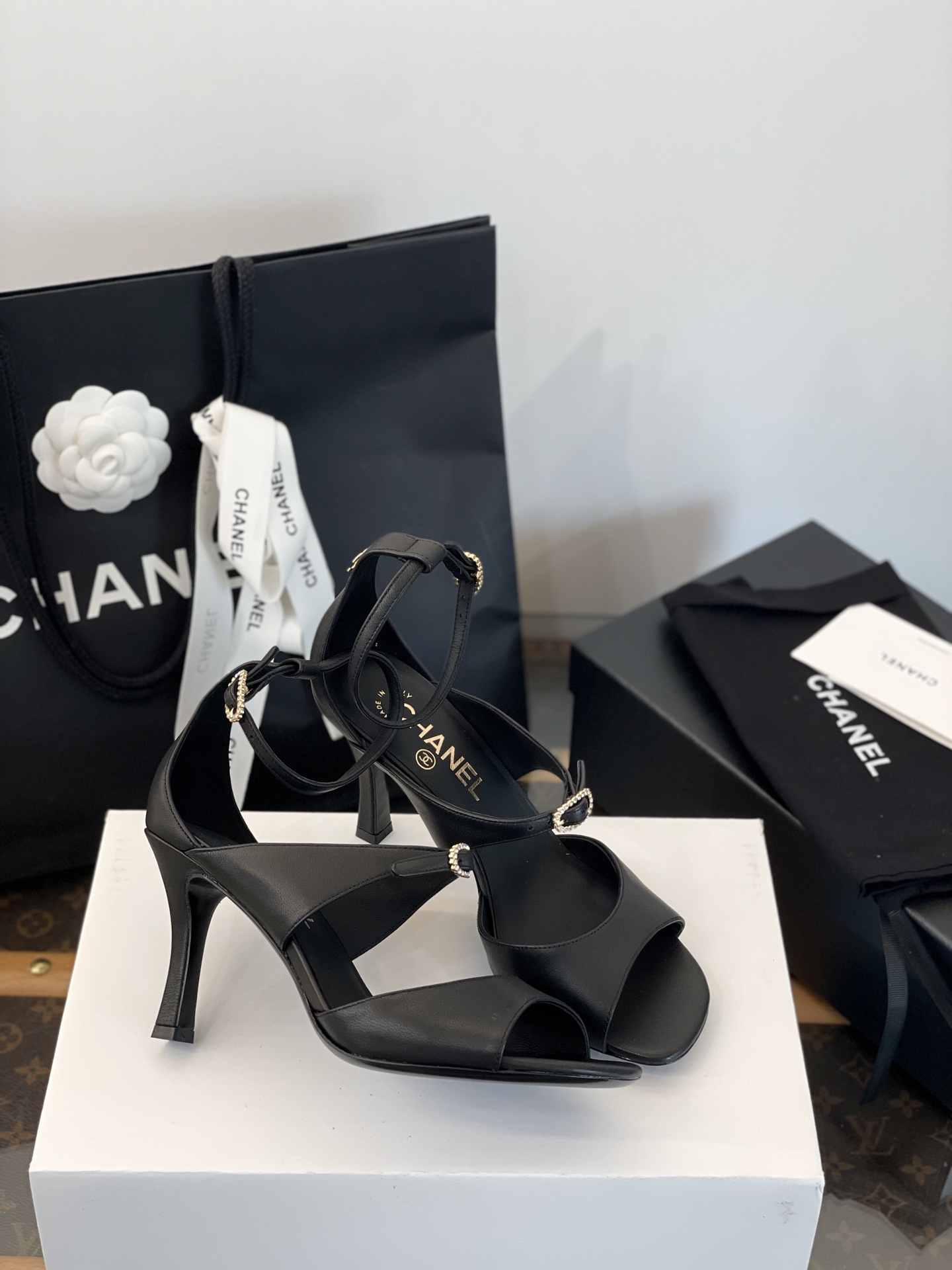 NO:563171,Produced in Wandan *||Xiaoxiang's latest Jennie style 8.5cm high heels with rhinestone buckles and straps [Wandachang's top purchasing quality] Purchasing quality ~ No pressure to come in and out. Full of fairy princess atmosphere ~ Proper temperament of a queen!  Too beautiful to be speechless!  !  8.5cm high heels ~ very stable when walking ~ almost perfect height!  !  The small straps at the ankles visually lengthen the leg lines and highlight the slenderness of the ankles, making the feet very slender. The upper feet are super white, sexy and elegant, and the queen's aura is fully displayed. She has the perfect temperament, high-end, and beauty. Different from market currency, the quality of purchasing agents is absolutely different!  !  34, 35, 36, 37, 38, 39, 40, [40 customized no questions asked, no return or exchange], high heels sandals, sandals, high heels19860909莞产 *||小香最新Jennie同款8.5cm水钻扣绑带高跟鞋【莞大厂顶级代购品质】 代购品质～出入无压力 仙气满满的公主氛围～妥妥的气质女王范儿！美到失语！！ 8.5cm高跟～走路特别稳～近乎完美的高度！！ 脚踝处小细绑带～视觉上拉长了腿部线条～更凸显脚裸纤细～显得脚很修长 上脚超级显白～性感优雅～女王气场全开～妥妥气质御姐、巨高级、绝美 区别市场通货～代购品质绝对完全不一样！！ 34、35、36、37、38、39、40、【40定制无问题不退换】,高跟鞋凉鞋,sandals,high heels,Women's Shoes