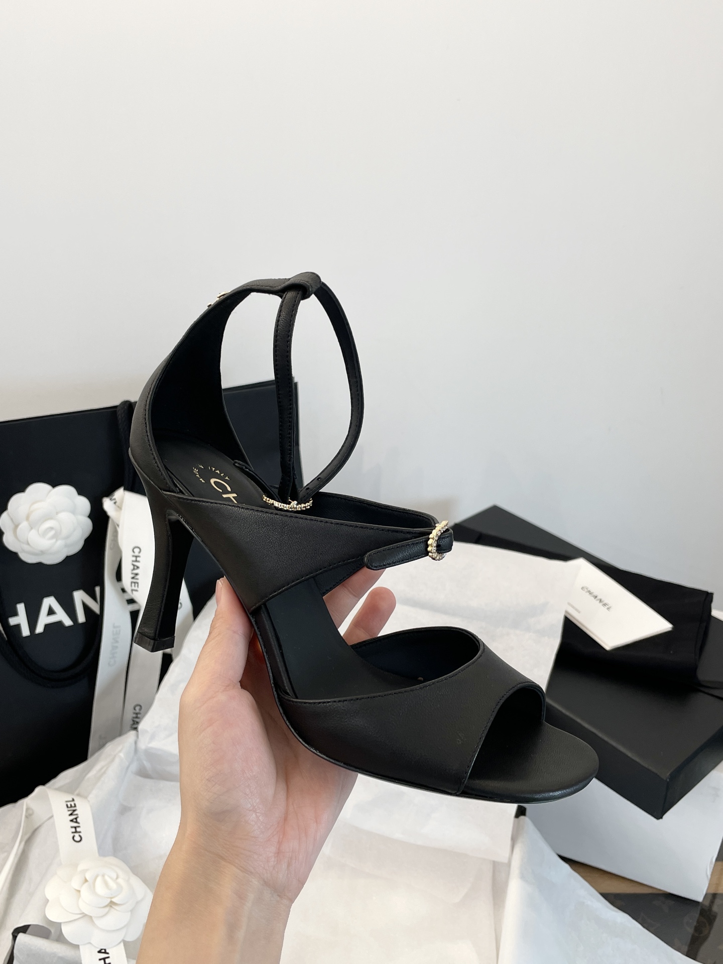 NO:563125,: More details Exclusive original 1:1 customized imported lambskin for the upper. Imported lambskin for the lining/foot pads. The embossed pattern font for the foot pads is clear and even ~ detailed and complete ~ full of three-dimensional effect ~ very natural and exactly the same!  Rhinestone buckle exclusive original 1:1 customized zinc alloy + diamond buckle midsole imported midsole + steel core outsole exclusive original 1:1 customized Italian imported grade A leather outsole heel sheepskin bag heel [heel height 8.5cm] fully exclusive mold ~ different from the market common materials ~ various details and textures ~ super perfect, high-heeled sandals, sandals, high heels, sheepskin, Leather soles19860909: 更多细节 鞋面独家原版1:1定制进口小羊皮 内里/垫脚进口小羊皮 垫脚压纹图案字体 清晰均匀～细致完整～立体感十足～很自然与如出一辙！ 水钻饰扣独家原版1:1定制锌合金+镶钻扣 中底进口中底+钢芯 大底独家原版1:1定制意大利进口A级真皮大底 鞋跟羊皮包跟【跟高8.5cm】 全独家开模～区别市场通用材料～各种细节走线质感～超级完美,高跟鞋凉鞋,sandals,high heels,sheepskin,Leather soles,Women's Shoes