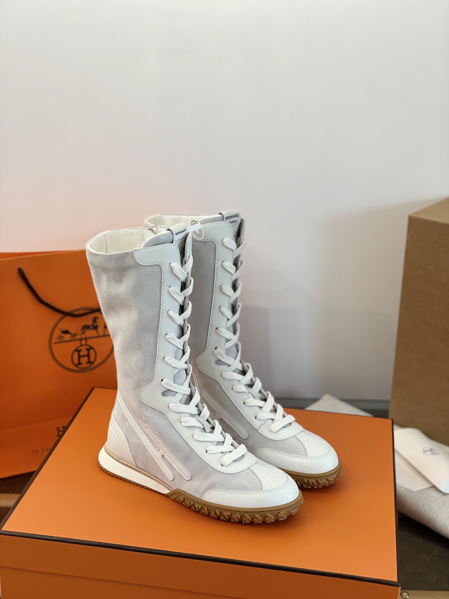 NO:646134,Guan-produced purchasing agent grade *||爱马家 Lace-up sports short boots // boxing boots [Wandachang's top high-end quality] Lace up high-top lace-up sports short boots. Comfortable + invincible appearance. It's really special ~ the wrapping feeling is super good ~ huge and easy to wear and easy to match ~ matched with shorts, skirts of various lengths ~ can be easily controlled all year round. Different market currency ~ high quality is absolutely different  35, 36, 37, 38, 39, 40, boots,hermes,boots,skirts,shorts19860909莞产代购级 *||爱马家 绑带运动短靴//拳击靴【莞大厂顶级高端品质】 Lace up高帮绑带运动短靴 舒适+颜值无敌 真的太特别了～包裹感超级好～巨巨好穿又好搭～搭配短裤、各种长度的半身裙～一年四季都可轻松驾驭 区别市场通货～高品质绝对完全不一样 35、36、37、38、39、40,靴子,hermes,boots,skirts,shorts,Women's Shoes