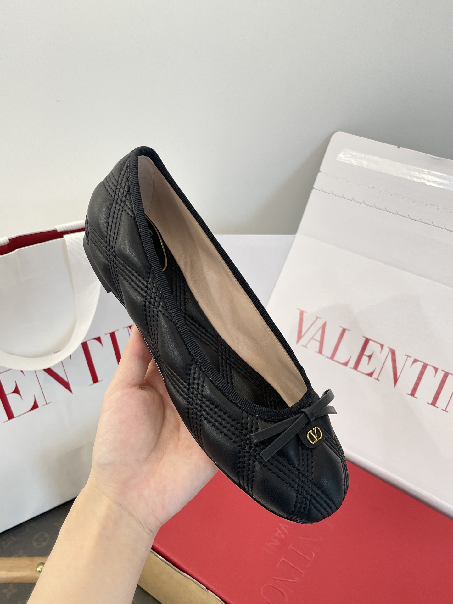 NO:694676,: Detailed picture. Exclusive original 1:1 custom-made imported hybrid water-dyed sheepskin upper. Super soft. Highlighted craftsmanship. The upper is matched with quilted embroidered rhombus pattern. Full of craftsmanship!  !  The lining is made of eco-friendly mixed sheepskin, and the feet are hot stamped//embossed with fonts that are clear and even ~ detailed and complete ~ full of three-dimensionality ~ very natural and exactly the same!  The exclusive original 1:1 privately made outsole is a grade A leather outsole imported from Italy. It is by no means an ordinary product in the market. Those who know the goods will understand~ The quality of purchasing agents is absolutely completely different, single shoes, sheepskin, leather soles19860909: 细节图 鞋面独家原版1:1定制进口混种水染羊皮～超级柔软 划重点工艺鞋面搭配绗缝刺绣菱形图案～工艺满满！！ 内里环保混种羊皮 垫脚烫金//压纹字体 清晰均匀～细致完整～立体感十足～很自然与如出一辙！ 大底独家原版1:1私摸定制意大利进口A级真皮大底 绝不是市场很普通货 懂货的自然懂～代购品质绝对完全不一样,单鞋,sheepskin,Leather soles,Women's Shoes