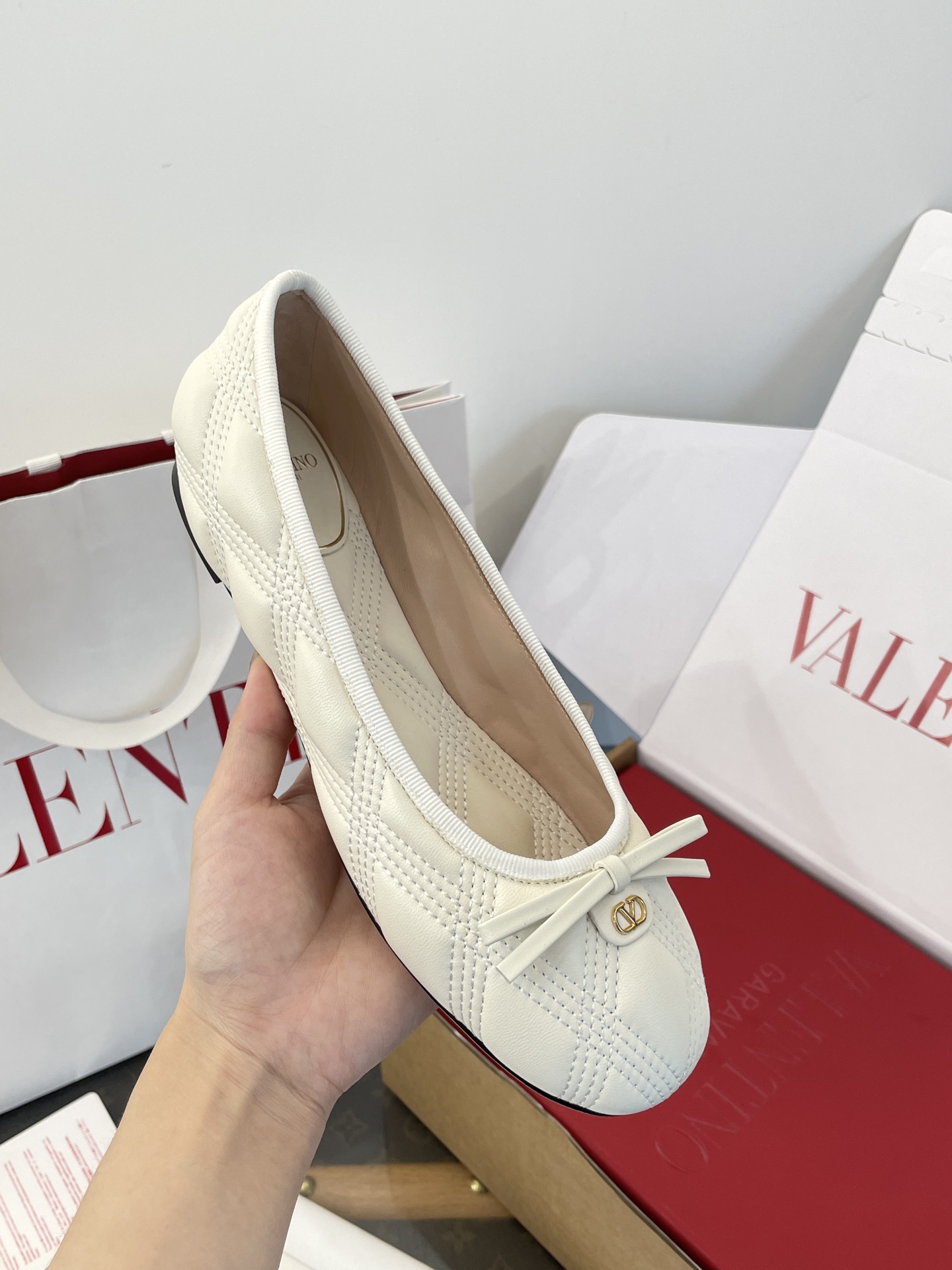 NO:694681,: Detailed picture, milky white ~ the real thing looks a hundred times better than the photo!  !  !  So gentle!  Super soft!  Focusing on craftsmanship, the upper and foot pads are paired with quilted embroidered rhombus patterns ~ full of craftsmanship!  !  The smoothness of the flying needle routing ~ full three-dimensional effect ~ the particles are full and clear ~ labor-intensive ~ every stitch and line ~ are full of factory craftsmanship!  !  Pay attention to distinguish between the different versions on the market. Only a few large Taiwan-funded manufacturers in China can achieve this process by importing equipment. Single shoes19860909: 细节图 奶白色～实物比照片好看一百倍！！！太温柔啦！超级柔软！ 划重点工艺鞋面垫脚搭配绗缝刺绣菱形图案～工艺满满！！ 飞针走线的流畅度～立体感十足～颗粒饱满清晰～费工费力～一针一线～都是满满大厂工艺！！ 注意区分市面上很的版本 国内仅有少数的台资大厂进口器械才能达到这工艺,单鞋,Women's Shoes