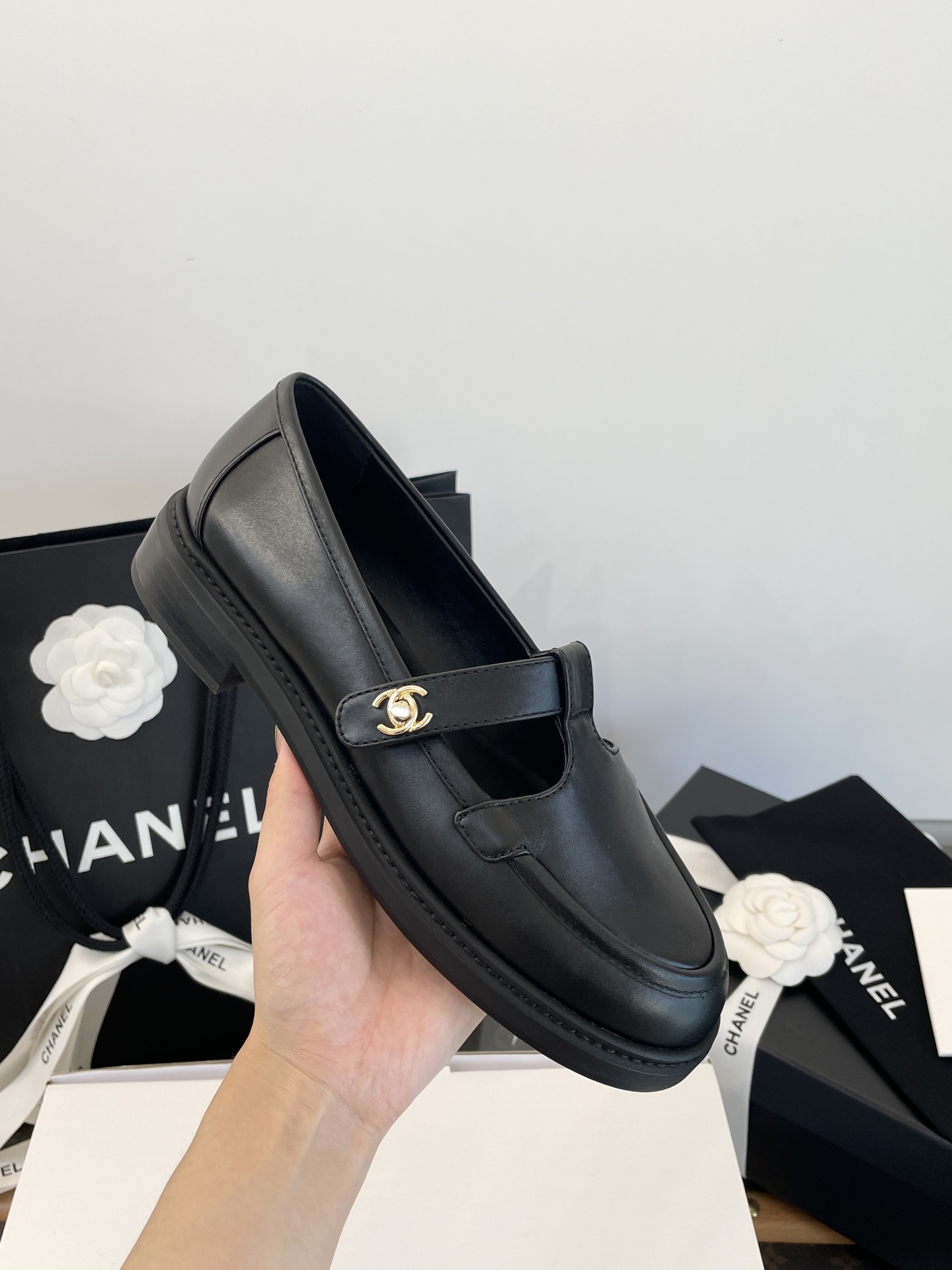 NO:614411,[Exclusive and consistent matching material] The upper is made of exclusive original 1:1 customized imported calfskin~ @The texture is smooth and delicate~ Very luxurious~ The price difference is very large~ Never cut corners. Inside // The exclusive original 1:1 customized imported sheepskin for the feet. The font of the feet is clear, uniform, detailed and complete~ Very natural. The effect is exactly the same!  !  Difference in market currency ~ The quality of top-end high-end purchasing agents is absolutely different, loafers, loafers, cowhide, sheepskin19860909【独家一致对版材质】 鞋面独家原版1:1定制进口胎小牛皮～ @质感光滑细腻～很奢侈～差价非常大～绝不偷工减料 内里//垫脚独家原版1:1定制进口羊皮 垫脚烫金字体 清晰均匀细致完整～很自然 效果与如出一辙！！ 区别市场通货～顶级高端代购品质绝对不一样,乐福鞋,loafers,cowhide,sheepskin,Women's Shoes