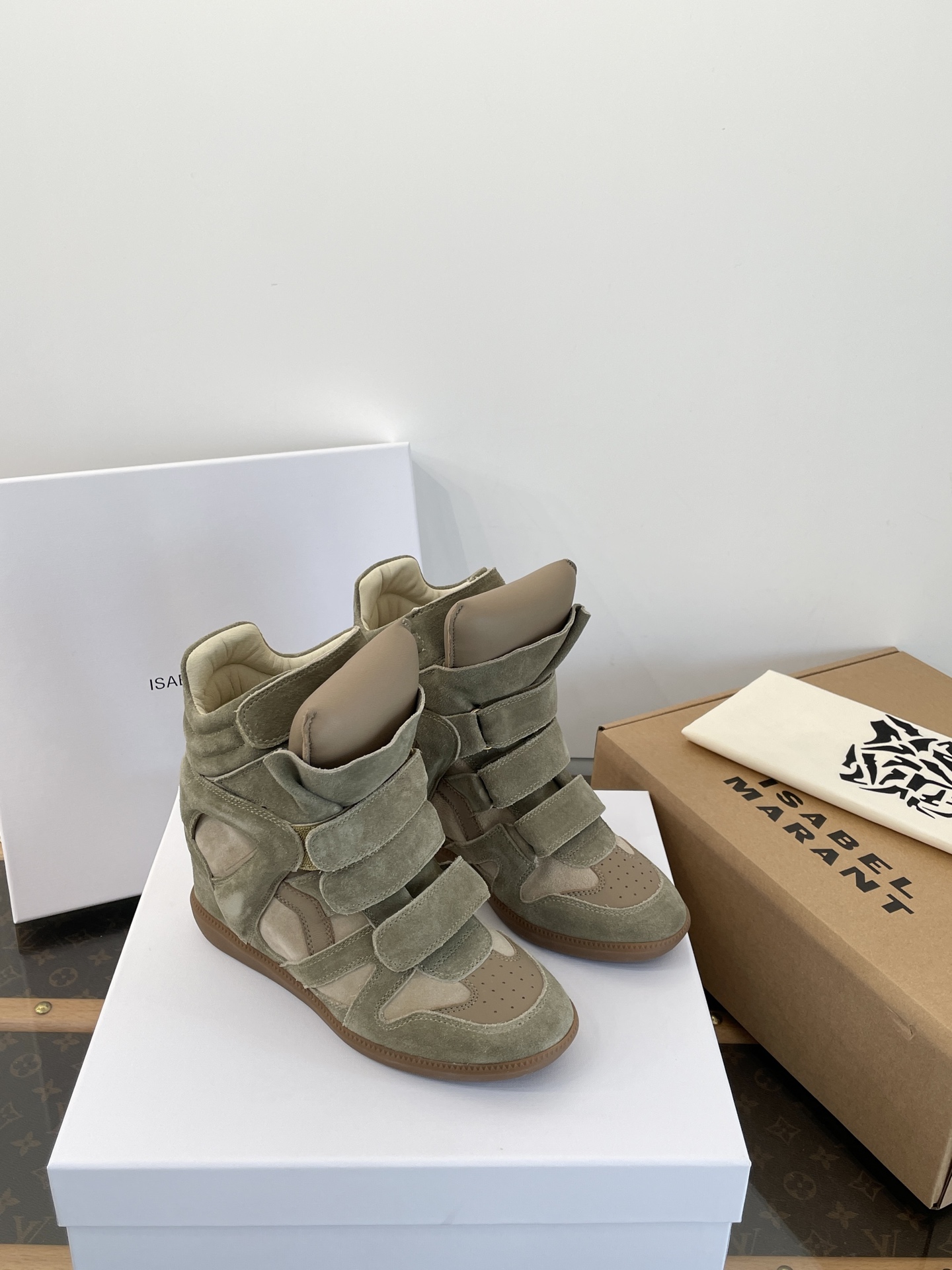 NO:647605,Top-quality Wandan produced | Isabel inner heightening wedge sneakers [Wanda factory top purchasing quality] Purchasing quality ~ no pressure to get in and out Isabel Marant | Bekett wedge shoes High-top silhouette + retro color matching ~ fashionable and handsome ~ very classy and very retro ~ Three Velcro design ~ super easy to put on and take off 7cm invisible wedge heel with inner heightening ~ light and comfortable ~ increase the effect score!  !  It looks N times better on the feet than in real life ~ cool and sassy ~ very handsome ~ very unique and unique. It gives off a different temperament ~ very nice. Those who know the goods will naturally understand ~ the quality of purchasing agents is absolutely different!  !  All shoes come with a random pair of high-end diamond socks 35, 36, 37, 38, 39, 40, snow boots, boots, sneakers, socks19860909莞产顶级  | 伊莎贝尔内增高坡跟运动鞋【莞大厂顶级代购品质】 代购品质～出入无压力 Isabel Marant | Bekett坡跟鞋 高帮廓形+复古拼色～时髦帅气～超有范非常复古～ 三条魔术贴设计～穿脱超方便 7cm隐形坡跟内增高～轻盈舒适～增高效果分！！ 上脚比实物好看N倍～又酷又飒～帅气十足～超有个性 很绝 穿出不一样气质～非常nice 懂货的自然懂～代购品质绝对完全不一样！！ 随鞋全部随机多附赠一双高级钻石袜子 35、36、37、38、39、40、,雪地靴,boots,sneakers,socks,Women's Shoes