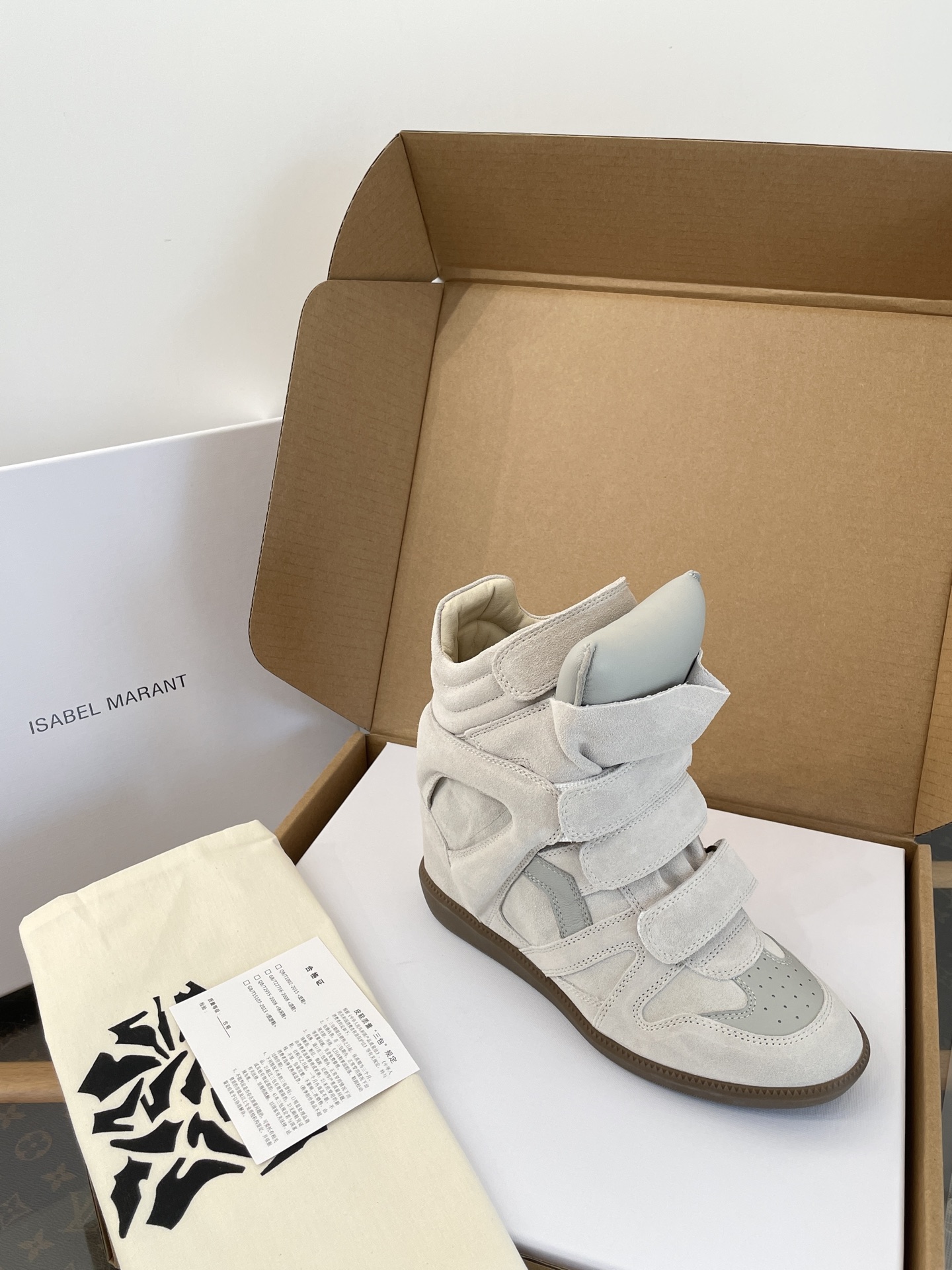 NO:647555,Isabel Marant originally designed the 'bekett wedge' for herself because she 'wanted a pair of sneakers that would increase height without sacrificing comfort.' Unexpectedly, this pair of shoes became unexpectedly popular and became a cultural phenomenon. Snow boots, boots, sneakers19860909Isabel Marant 最初为自己设计了“bekett wedge”,因为她“想要一双既能增高又不会牺牲舒适度的运动鞋”.没想到这双鞋意外走红,成为了一种文化现象,雪地靴,boots,sneakers,Women's Shoes