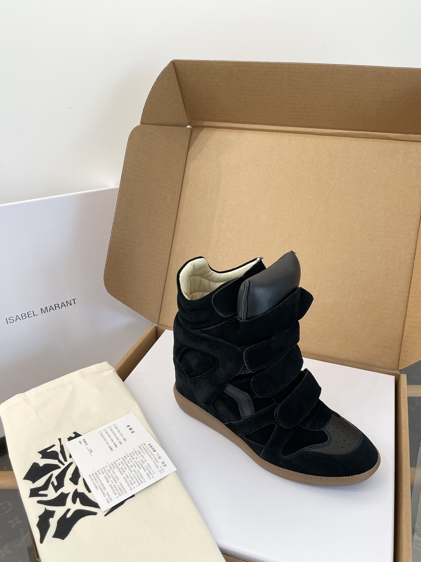 NO:647561,The exclusive original 1:1 custom-made upper is made of imported cow suede + calfskin, with focus on craftsmanship cow leather + suede stitching. The upper is designed with a variety of complex processes.  The lining is imported mixed-breed lambskin ~ sweat-absorbent and breathable. The outsole is an exclusive original 1:1 developed private mold rubber outsole. The invisible wedge heel is increased by about 7cm. It is by no means a common product in the market. Those who know the goods will naturally understand ~ the quality of purchasing agents is absolutely different!  !  ,snow boots,boots,cowhide,sheepskin19860909鞋面独家原版1:1定制进口牛反绒+小牛皮 划重点工艺牛皮革+翻毛皮拼接～鞋面设计多种复杂工艺～鞋面牛反绒～为了还原饱满感～里面垫了很多开磨具压出来回弹材料～ 鞋舌垫了很饱满的轻羽棉 ～面部非常重工～复杂程度可想而知～费工费力～一针一线出自匠人精神！ 内里进口混种小羊皮～吸汗透气 大底独家原版1:1开发私模橡胶大底 隐形坡跟内增高7cm左右 绝不是市场很普通货 懂货的自然懂～代购品质绝对完全不一样！！,雪地靴,boots,cowhide,sheepskin,Women's Shoes