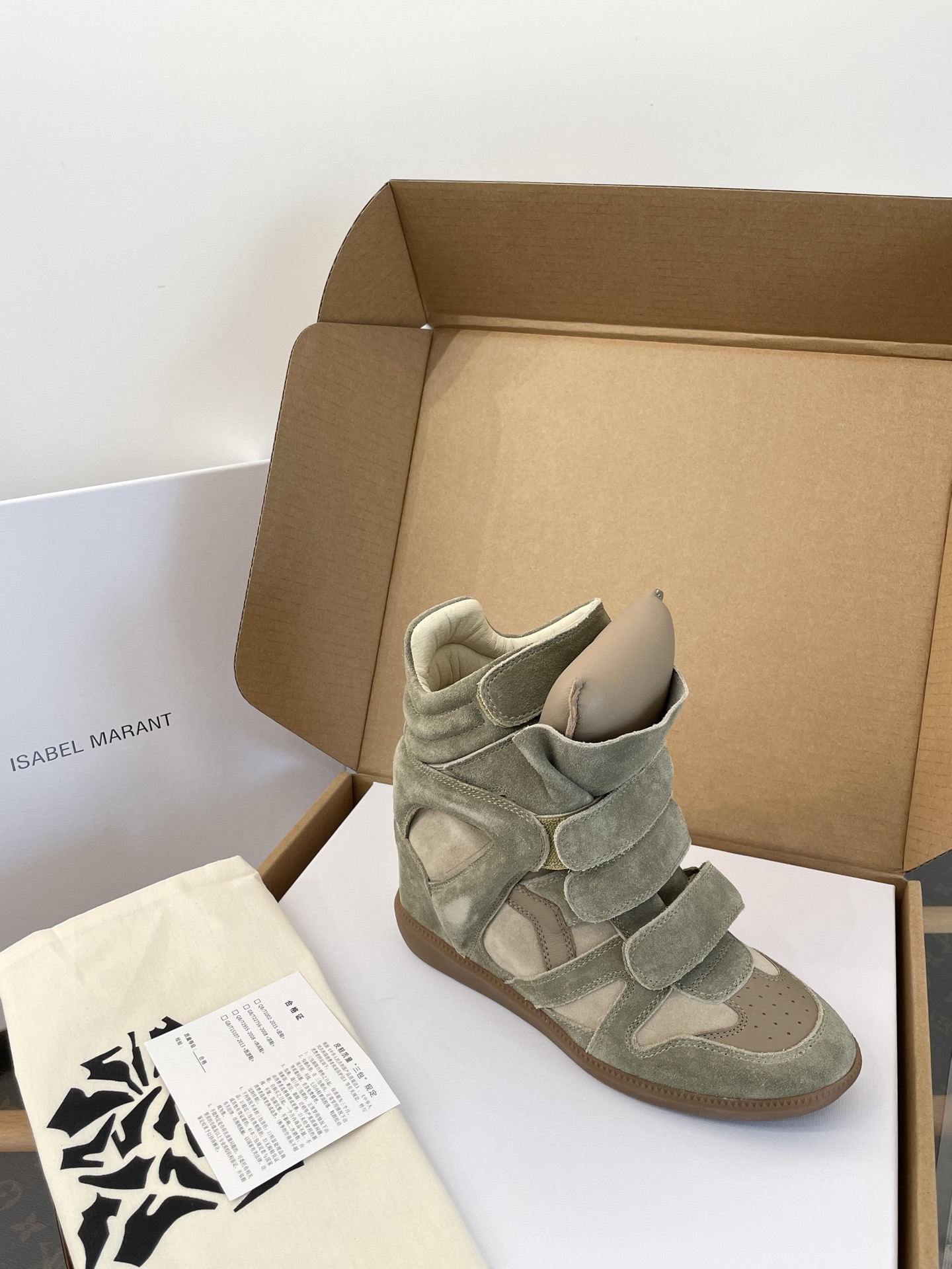 NO:647568,Made of cow suede + cowhide stitching, Velcro design is super easy to put on and take off. Built-in invisible wedge heel of about 5cm. Invisible wedge heel with inner height. Discreet design. The outer heel is about 2cm high. The actual overall height is about 7cm. The invisible heightening quietly lengthens the leg line, retro sports style blends with modernity., snow boots, boots, cowhide19860909采用牛反绒+牛皮拼接 魔术贴设计超级方便穿脱 内置约5cm隐形楔形鞋跟 隐形坡跟内增高 小心机设计 外跟高约2cm左右 实际整体全部共增高7cm左右 隐形增高悄悄拉长腿部线条,复古运动风融合现代感.,雪地靴,boots,cowhide,Women's Shoes