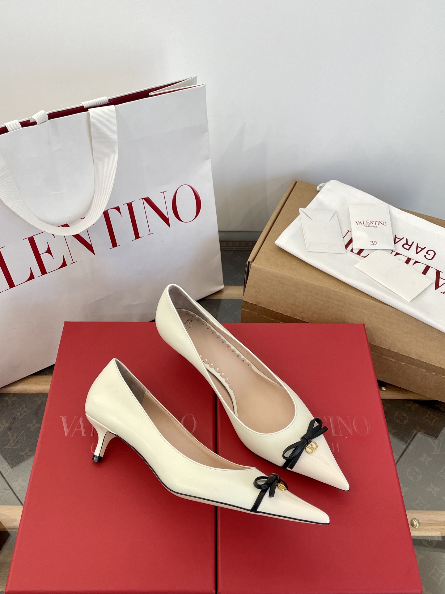 NO:680039,Made in Guan, Valentino color-blocked bow pointed-toe high heels // single shoes [Wanda factory’s top purchasing quality] Purchasing quality ~ no pressure to get in and out Valentino kitten heels pointed toe + bow sexy and cute 4cm gold heel height ~ huge and easy to wear ~ very stable when walking ~ very easy to control!  !  Sexy and elegant on the feet ~ Super white ~ Shows off your figure and is comfortable ~ Full of aura ~ Suitable for any noble occasion ~ Super elegant. It is by no means a common product in the market. Those who know the product will naturally understand ~ The quality of purchasing agents is definitely completely different!  !  34, 35, 36, 37, 38, 39, 40, [34.40 customization, no questions asked, no return or exchange], high-heeled shoes, valentino, high heels, gold19860909莞产 华伦拼色蝴蝶结尖头高跟鞋//单鞋 【莞大厂顶级代购品质】 代购品质～出入无压力 华伦天奴小猫跟单鞋 尖头+蝴蝶结性感又可爱 4cm黄金跟高～巨好穿～走路特别稳～非常好驾驭！！ 上脚性感优雅～超级显白～显身材又舒服～气场十足～适合任何高贵场合～超显气质 绝不是市场很普通货 懂货的自然懂～代购品质绝对完全不一样！！ 34、35、36、37、38、39、40、【34.40定制无问题不退换】,高跟鞋单鞋,valentino,high heels,gold,Women's Shoes