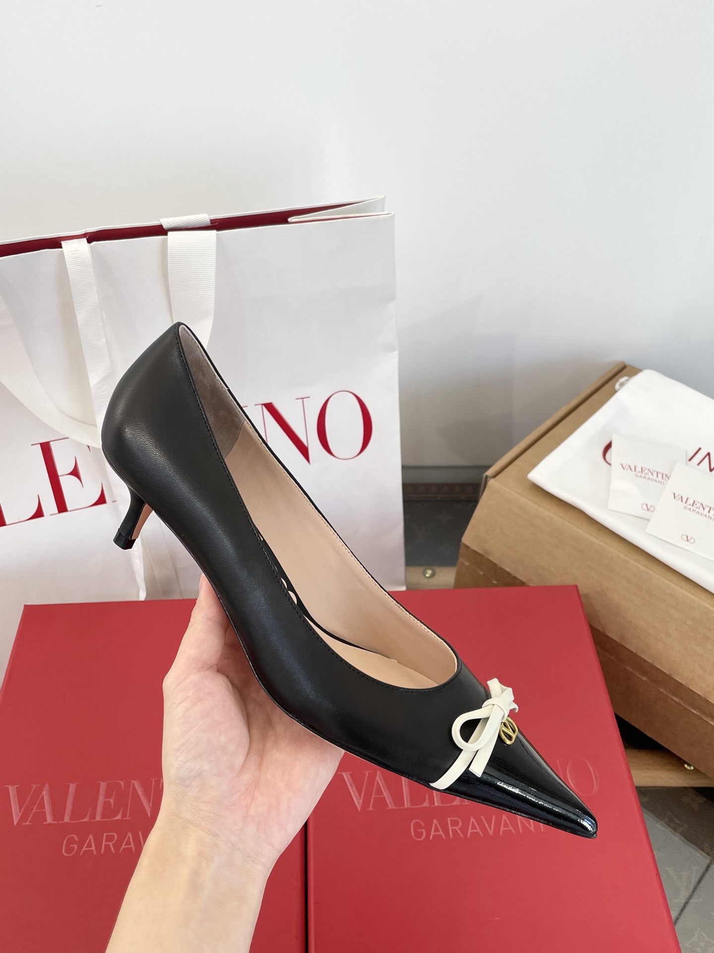 NO:680044,: Detailed picture of all-inclusive kitten heel shoes ~ you no longer have to worry about the shoes falling off. **4cm gold heel height** is more stable than slender heels and has a smooth sole!  You won’t feel tired even when walking fast~The comfort is unparalleled!  !  ,high heels shoes,high heels,gold19860909: 细节图 全包的小猫跟单鞋～再也不用担心鞋子掉跟了 **4cm黄金跟高**比细跟稳比平底飒！暴走步也不累～舒服度无与伦比！！,高跟鞋单鞋,high heels,gold,Women's Shoes