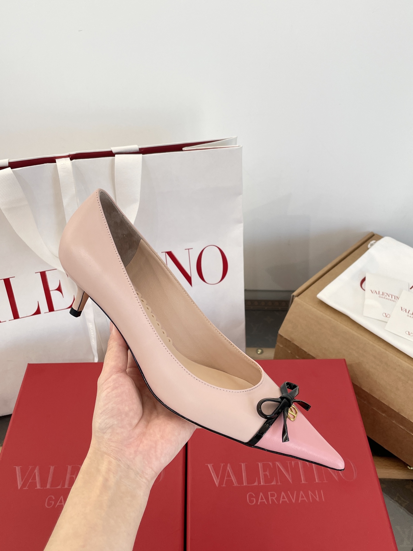 NO:680052,: Detailed picture Upper exclusive original 1:1 customized imported mixed sheep + imported cow patent leather [the bow is three layers of leather superimposed] Inner/foot pad imported mixed sheep outsole Exclusive original 1:1 mold customization Italian imported A-grade leather outsole + wood grain printing Kitten heel about 4cm It is by no means a common product in the market. Those who know the goods will naturally understand ~ the quality of purchasing agents is absolutely different!  !  ,high heels shoes,high heels,Leather soles19860909: 细节图 鞋面独家原版1:1定制进口混种羊+进口牛漆皮【蝴蝶结是三层皮叠加的】 内里/垫脚进口混种羊 大底独家原版1:1开模定制意大利进口A级真皮大底+木纹印刷 小猫跟4cm左右 绝不是市场很普通货 懂货的自然懂～代购品质绝对完全不一样！！,高跟鞋单鞋,high heels,Leather soles,Women's Shoes