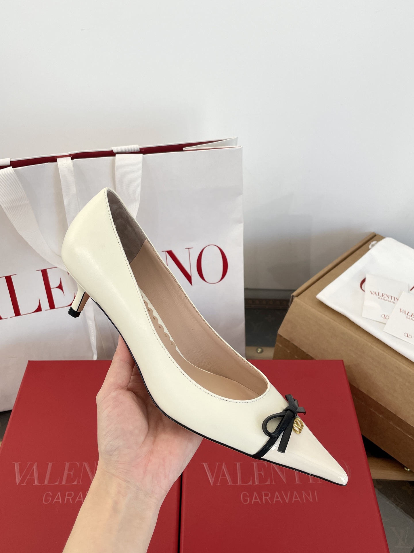 NO:680054,: Detailed picture. Sheepskin spliced ​​with patent cowhide enhances comfort. The bow shape injects a sense of agility into each pair of shoes ~ soft, gentle and sweet - **Pointed toe design makes the legs longer** Visually lengthens the calf by 4cm. Pair with cropped pants or short skirts, high heels, single shoes, high heels, skirts, cowhide, sheepskin19860909: 细节图 羊皮拼接漆面牛皮提升舒适感 蝴蝶结造型给每一双鞋子注入了灵动感～轻熟温婉甜美 - **尖头设计显腿长**视觉拉长小腿4cm,搭配九分裤or短裙绝绝子,高跟鞋单鞋,high heels,skirts,cowhide,sheepskin,Women's Shoes