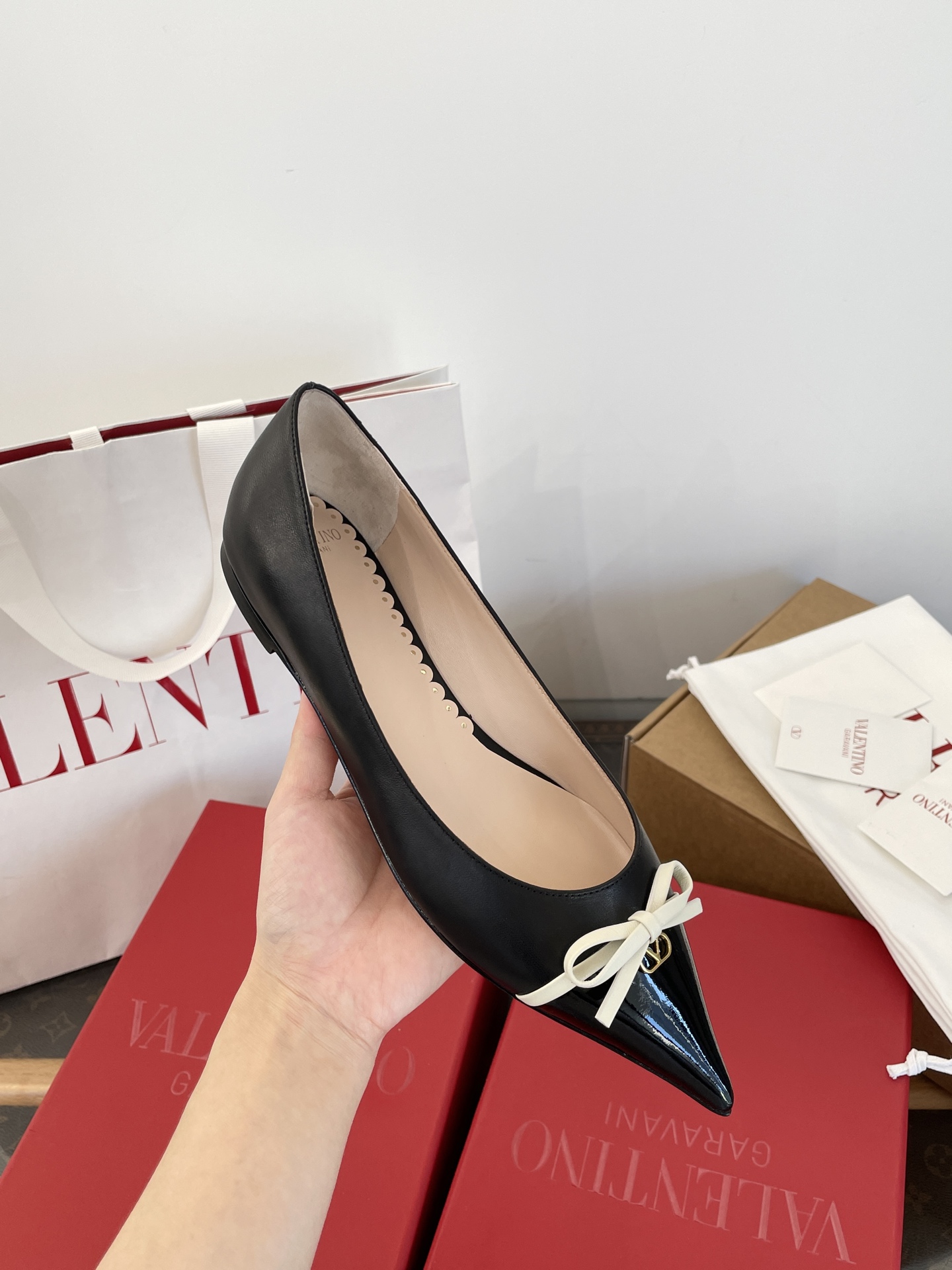 NO:680015,: Detailed picture Upper exclusive original 1:1 customized imported mixed sheep + imported cow patent leather [the bow is three layers of leather superimposed] Inner/foot pad imported mixed sheep outsole exclusive original 1:1 mold customization Italian imported A-grade leather outsole + wood grain printing It is by no means a common product in the market. Those who know the goods will naturally understand ~ the quality of purchasing is absolutely completely different!  !  ,high heels shoes,high heels,Leather soles19860909: 细节图 鞋面独家原版1:1定制进口混种羊+进口牛漆皮【蝴蝶结是三层皮叠加的】 内里/垫脚进口混种羊 大底独家原版1:1开模定制意大利进口A级真皮大底+木纹印刷 绝不是市场很普通货 懂货的自然懂～代购品质绝对完全不一样！！,高跟鞋单鞋,high heels,Leather soles,Women's Shoes