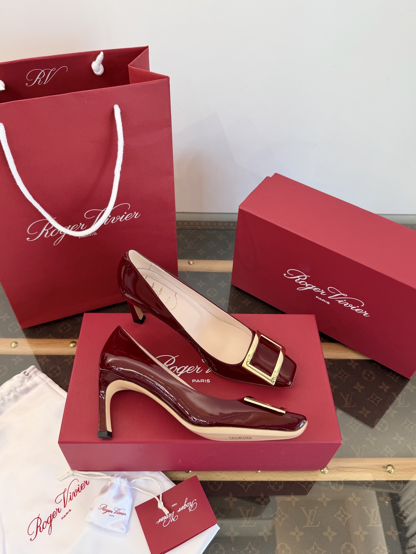 Roger Vivier Belle Vivier Escarpins en cuir verni avec boucle carrée métallique, qualité top, talon carré oblique ultra stable
