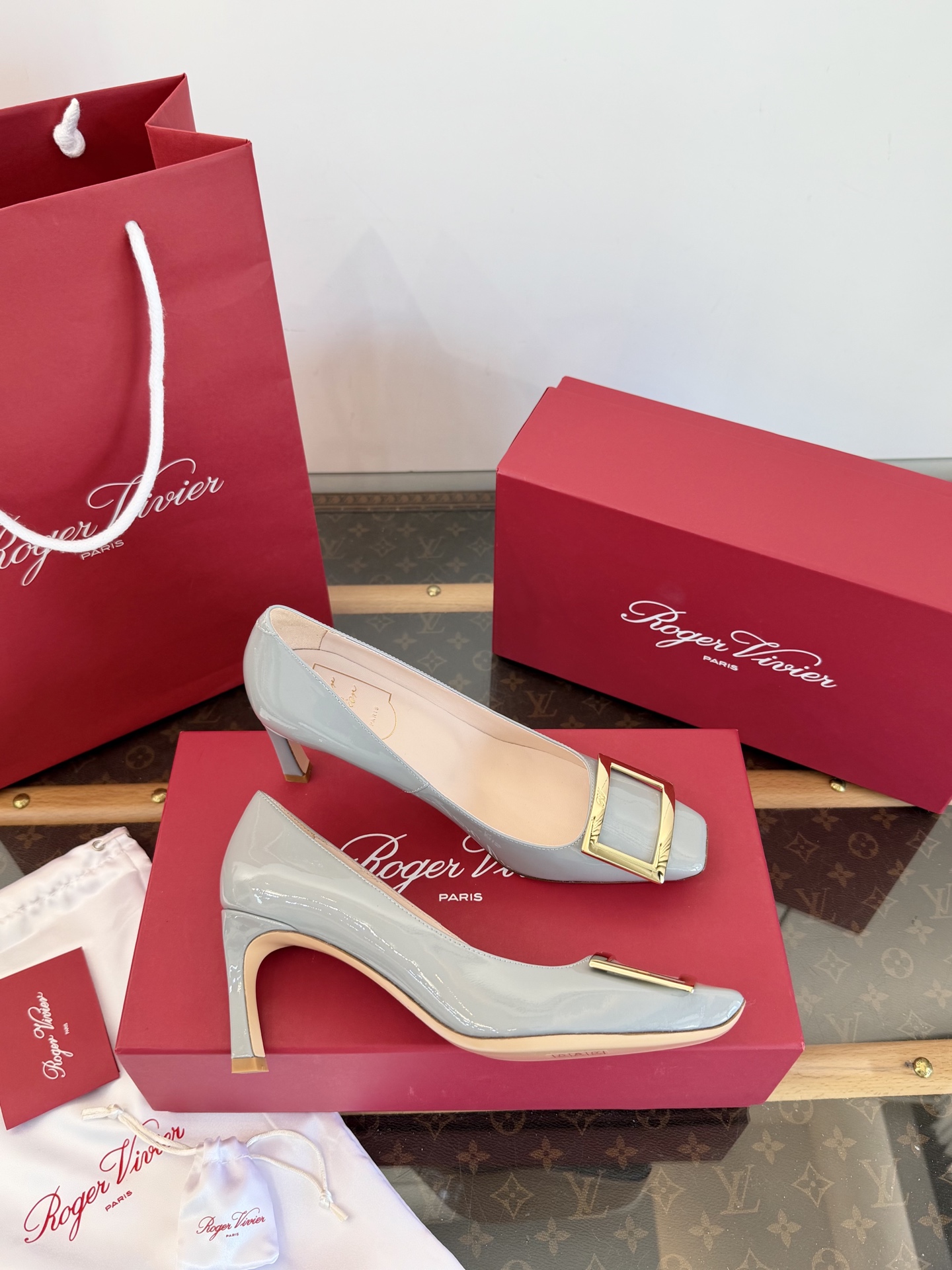 Roger Vivier Belle Vivier escarpins en cuir verni avec boucle carrée métallique, qualité top réplique, talon carré oblique ultra stable