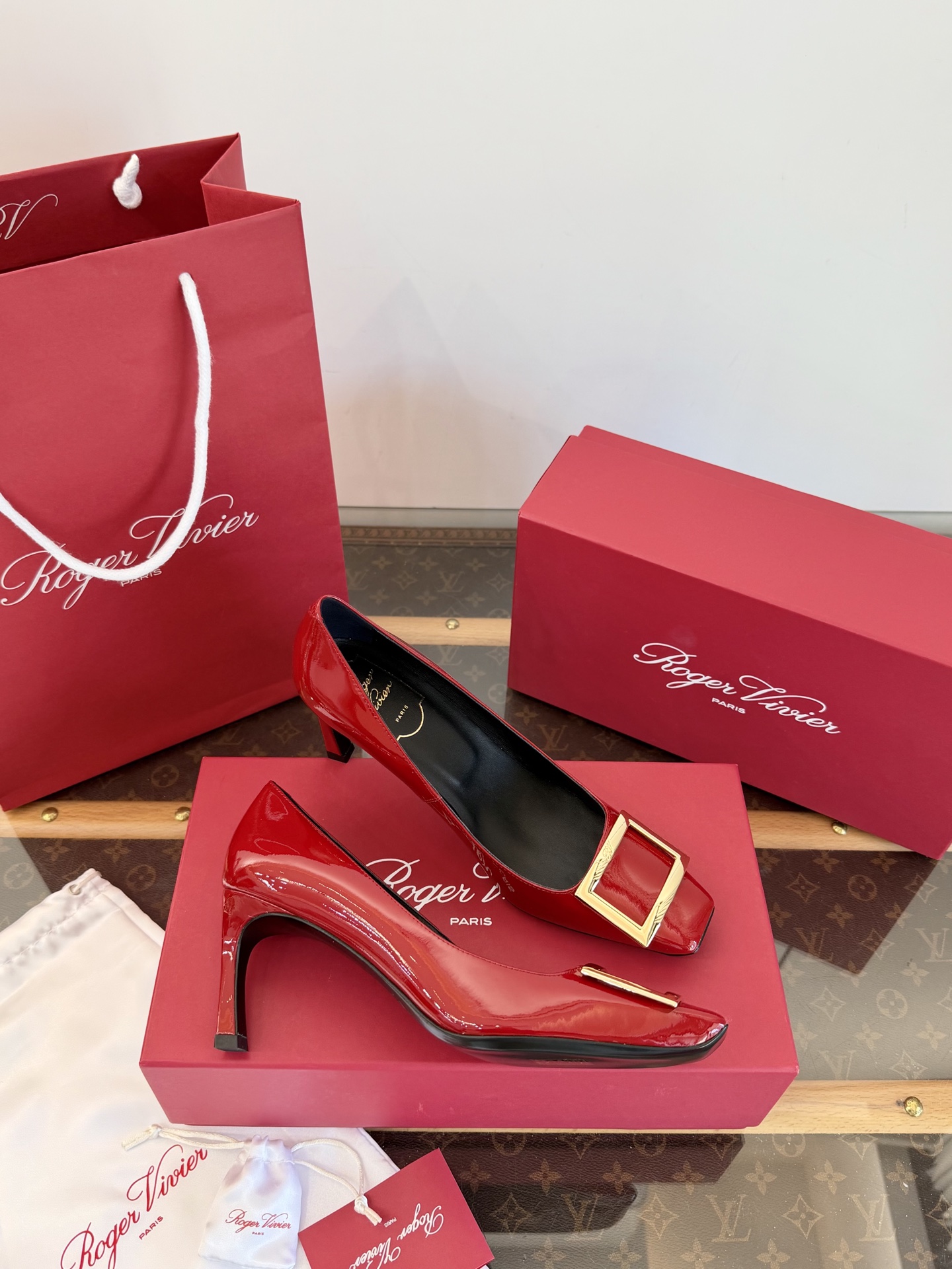 Roger Vivier Belle Vivier escarpins en cuir verni avec boucle carrée métallique, qualité top, talon carré oblique ultra stable