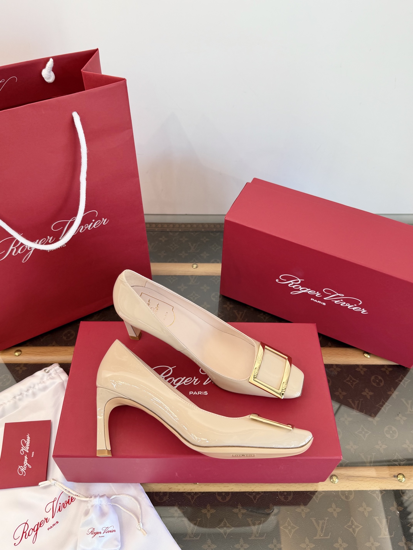 Roger Vivier Belle Vivier escarpins en cuir verni avec boucle carrée métallique, qualité top, talon carré oblique ultra stable