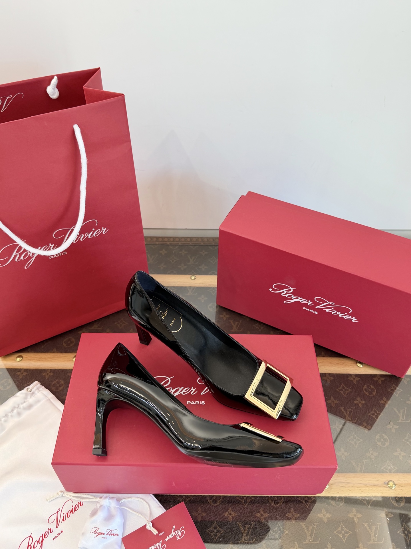 Roger Vivier Belle Vivier escarpins en cuir verni avec boucle carrée métallique, qualité top, talon carré oblique ultra stable