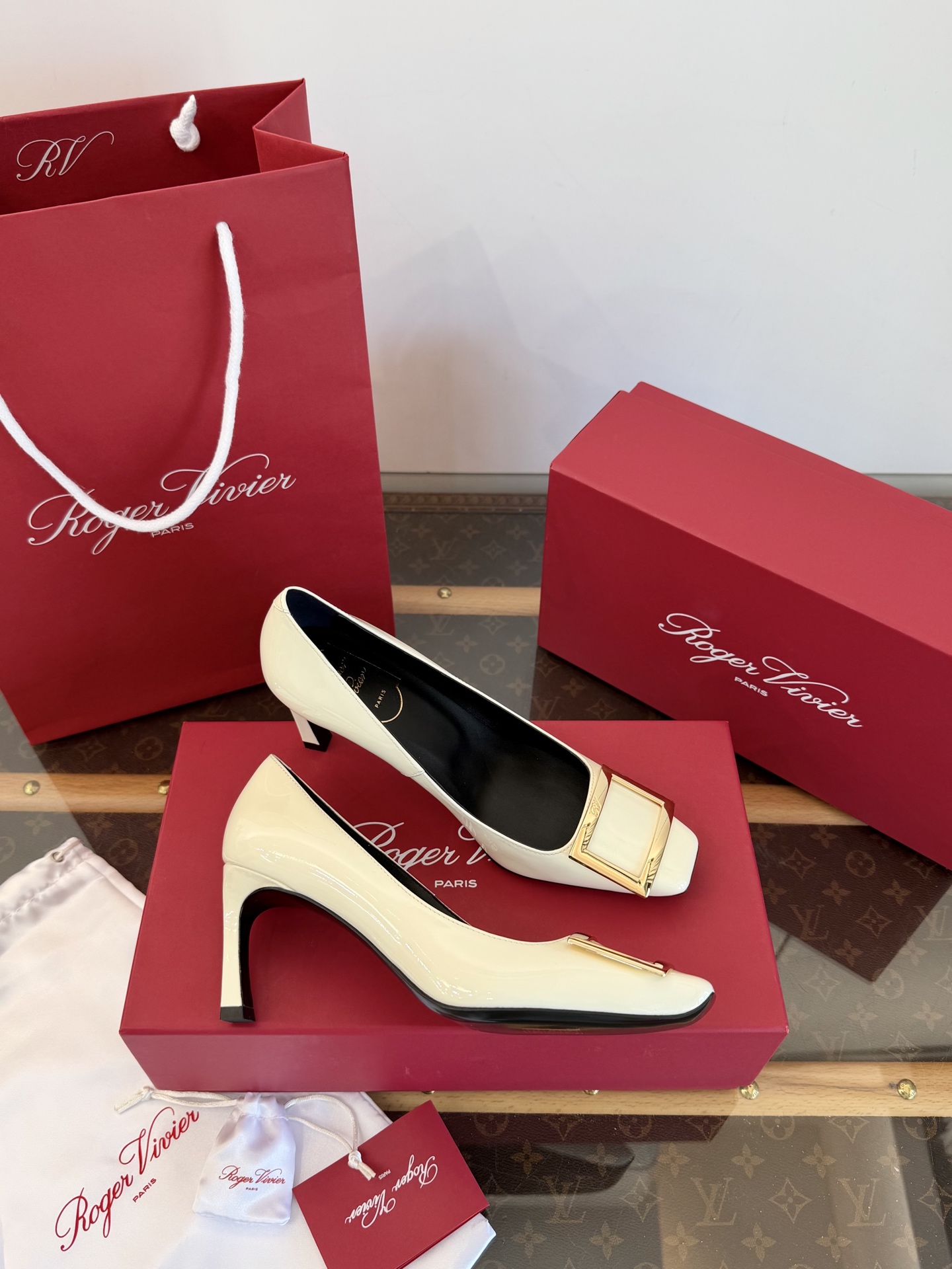 Roger Vivier Belle Vivier escarpins en cuir verni avec boucle carrée métallique, qualité top réplique, talon carré oblique ultra stable