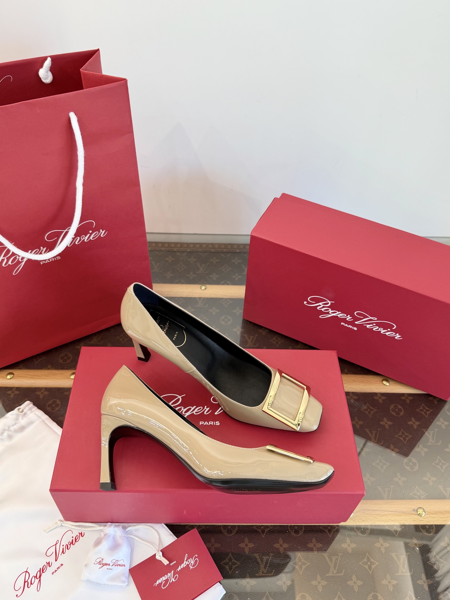 Roger Vivier Belle Vivier Escarpins en cuir verni avec boucle carrée métallique, qualité top, talon carré oblique ultra stable
