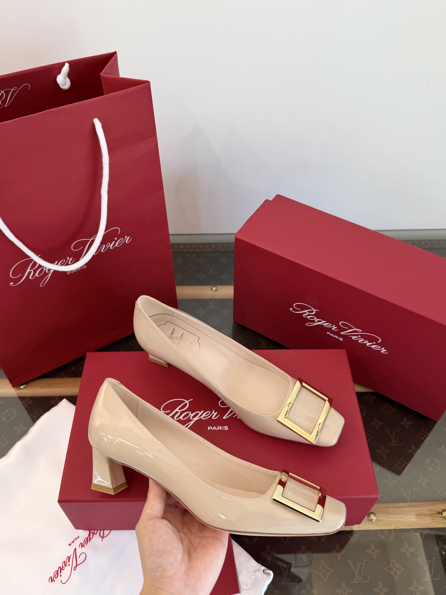 Roger Vivier Belle Vivier escarpins en cuir verni avec boucle carrée métallique, qualité top, talon carré oblique ultra stable
