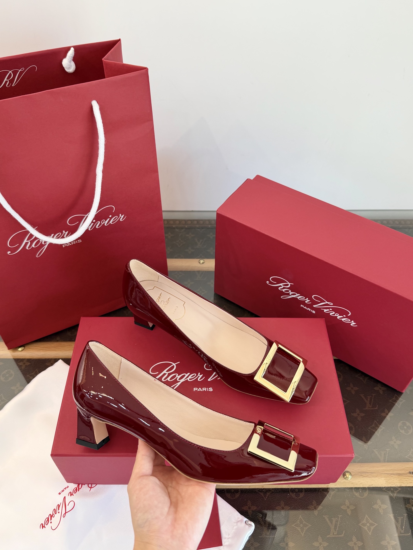 Roger Vivier Belle Vivier escarpins en cuir verni avec boucle carrée métallique, qualité top, talon carré oblique ultra stable