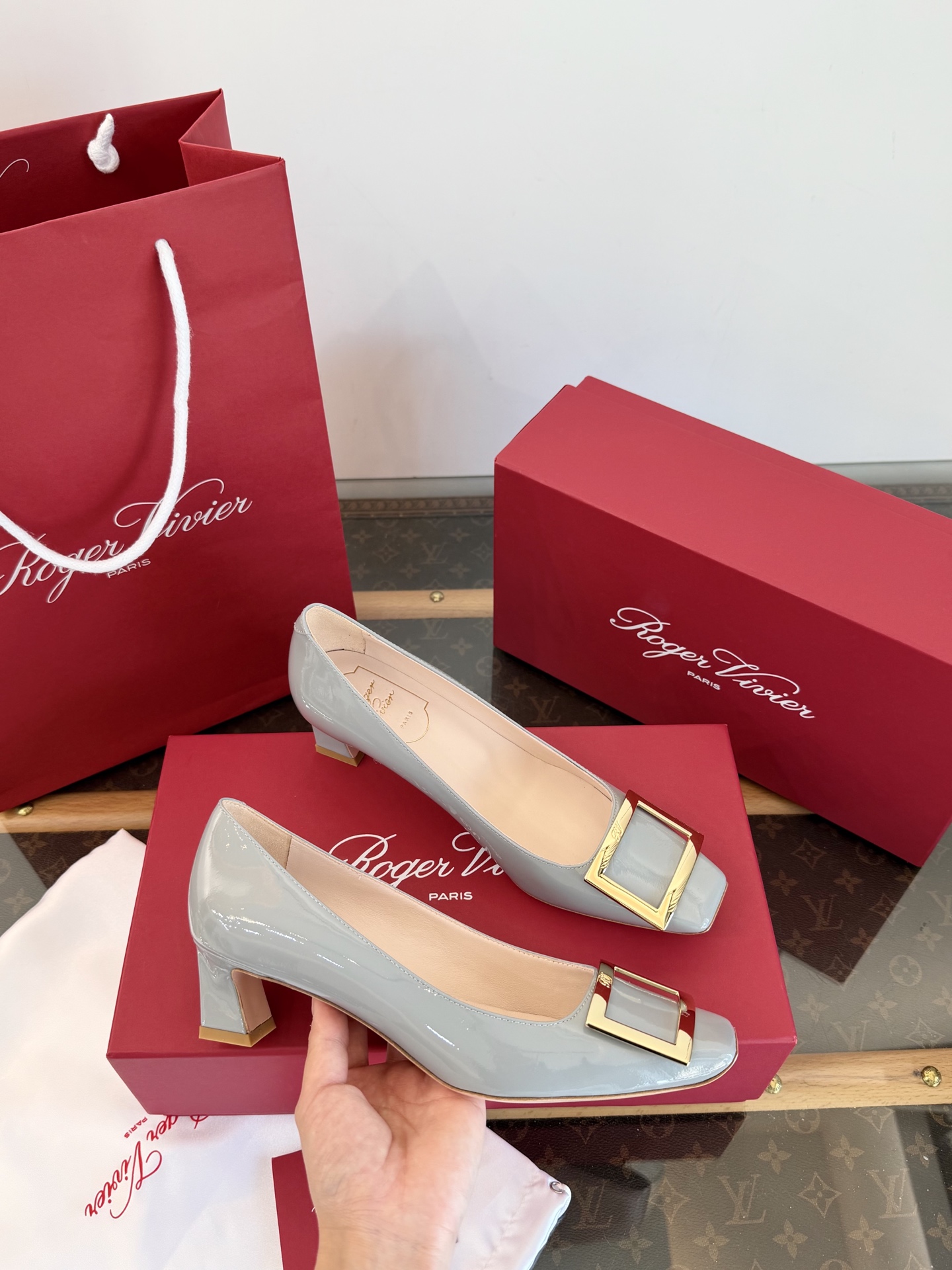 Roger Vivier Belle Vivier escarpins en cuir verni avec boucle carrée métallique, qualité top réplique, talon carré oblique ultra stable