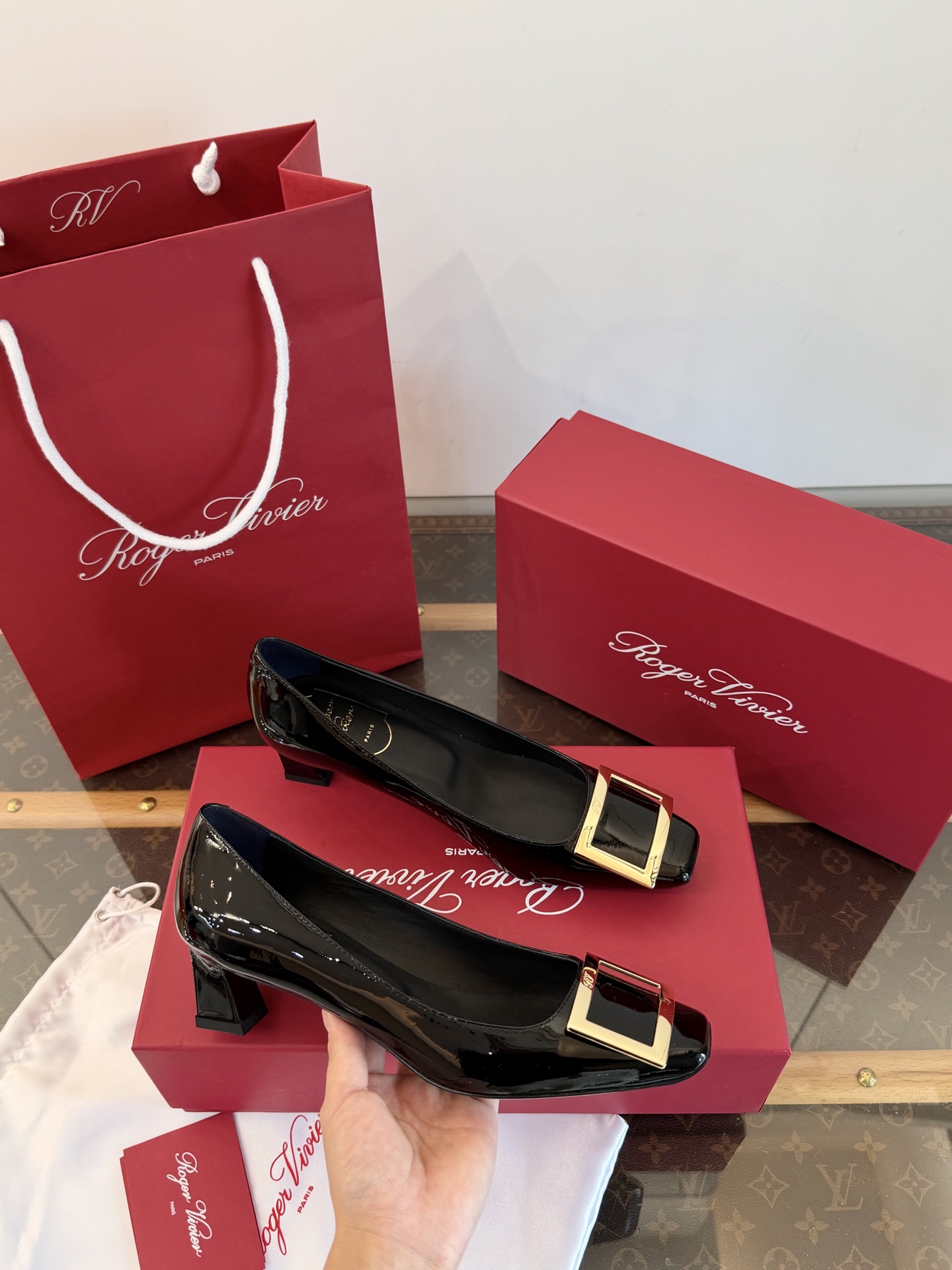 Roger Vivier Belle Vivier escarpins en cuir verni avec boucle carrée métallique, qualité top, talon carré oblique ultra stable