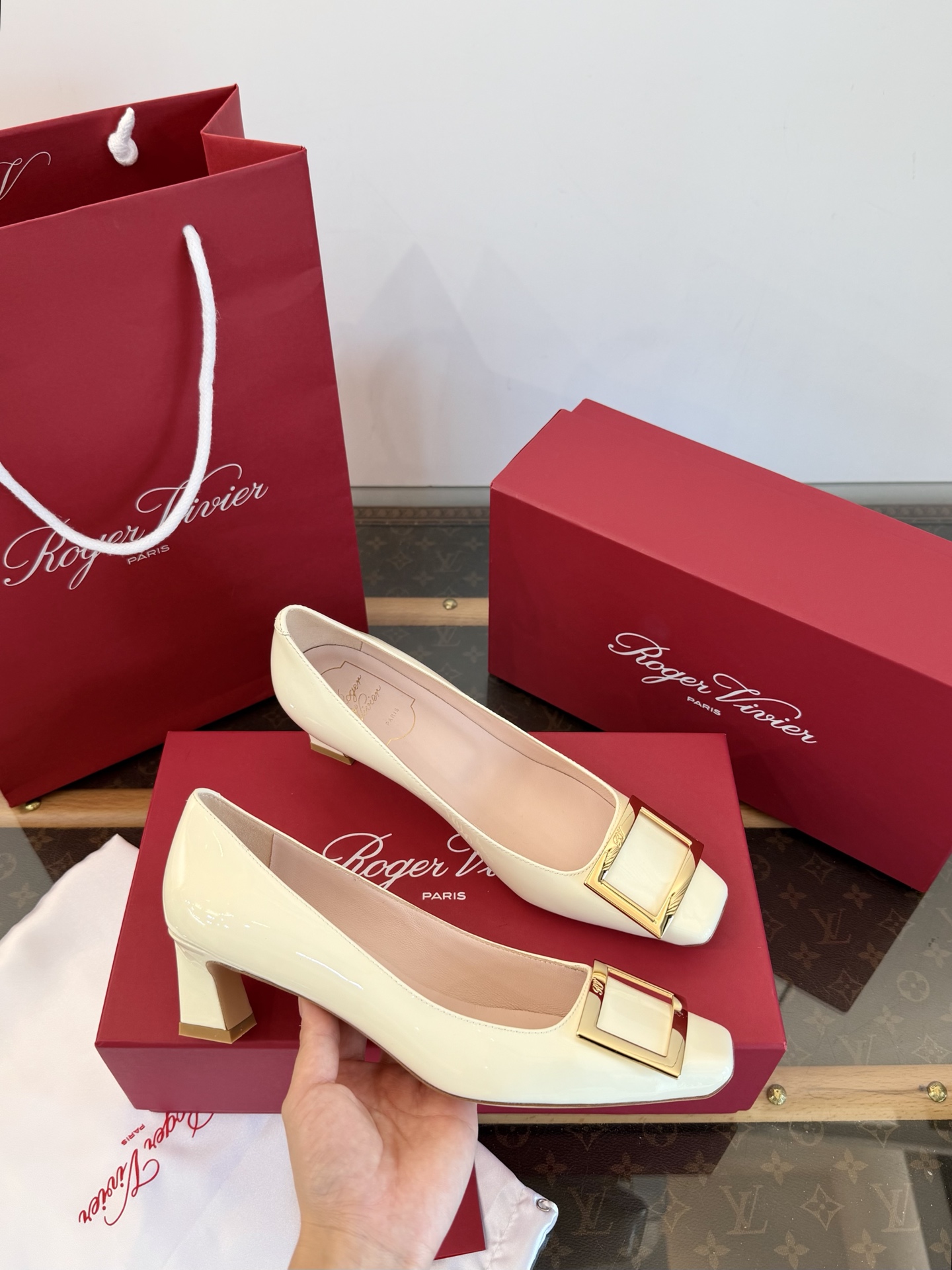 Roger Vivier Belle Vivier escarpins en cuir verni avec boucle carrée métallique, qualité top, talon carré oblique ultra stable