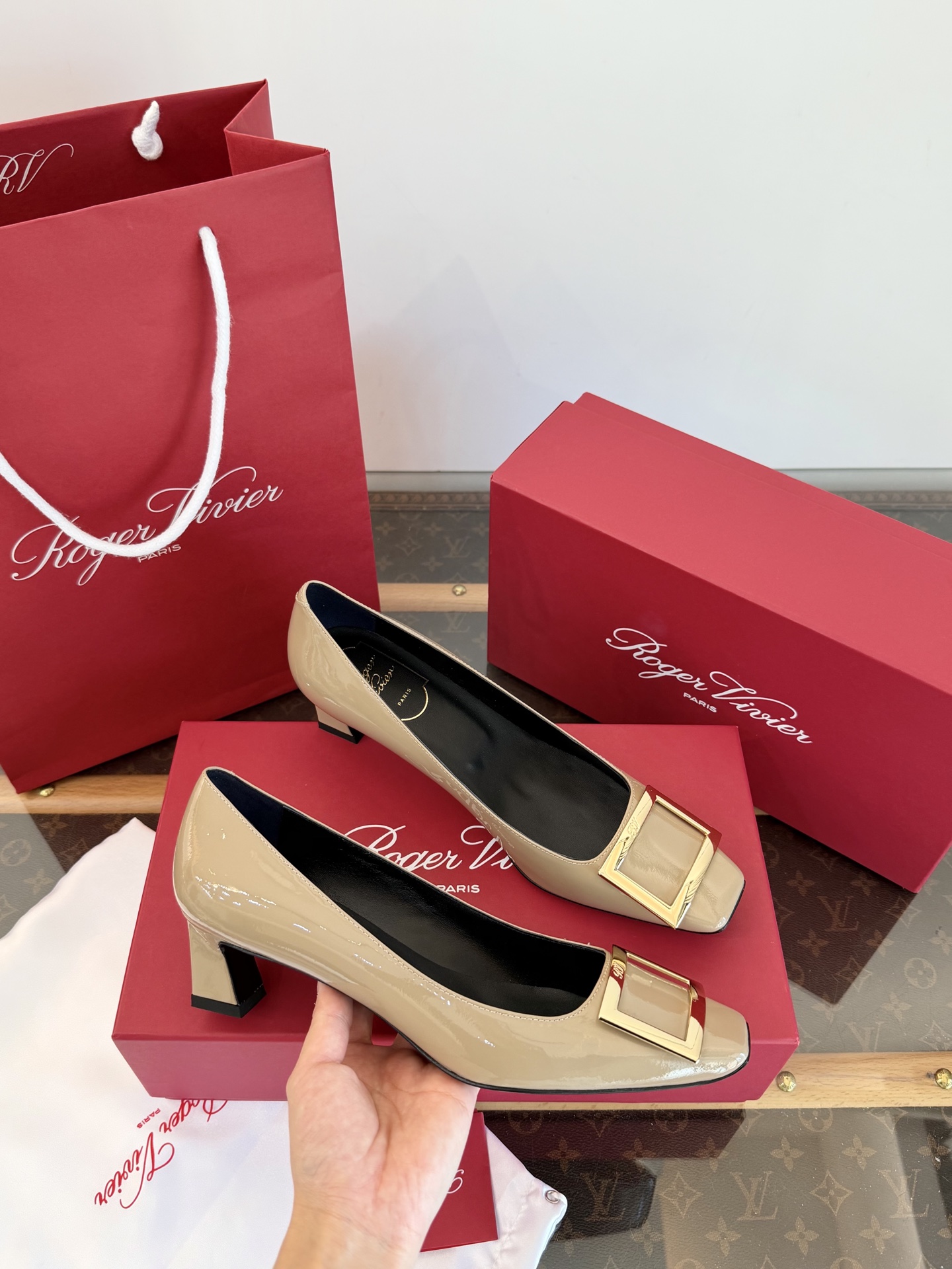 Roger Vivier Belle Vivier escarpins en cuir verni avec boucle carrée métallique, qualité top réplique, talon carré oblique ultra stable