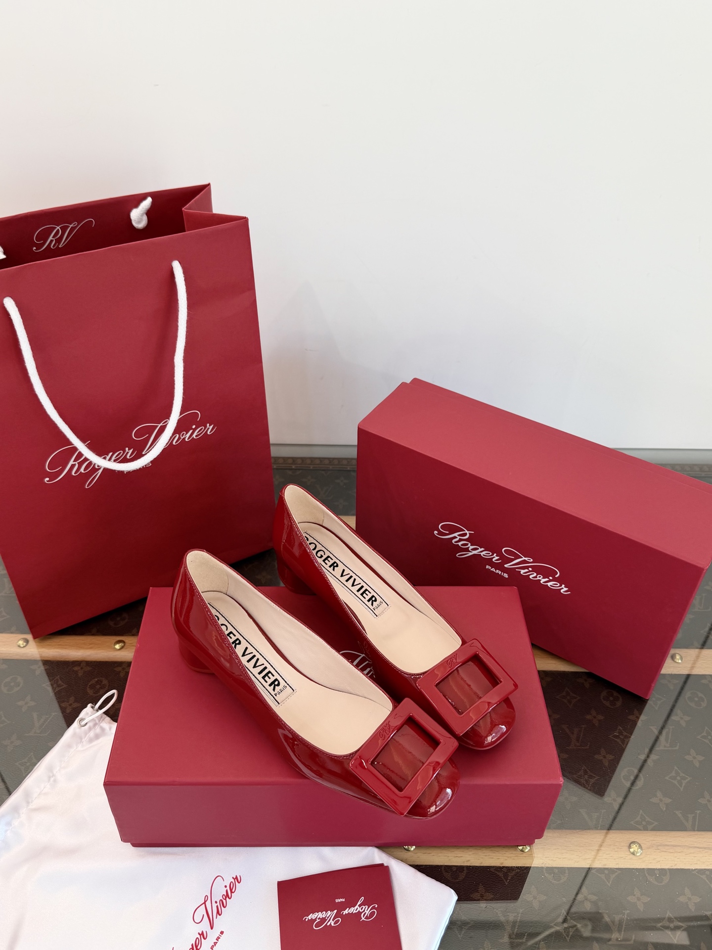 Roger Vivier Belle Vivier escarpins en cuir verni avec boucle carrée métallique, qualité top, talon carré oblique ultra stable