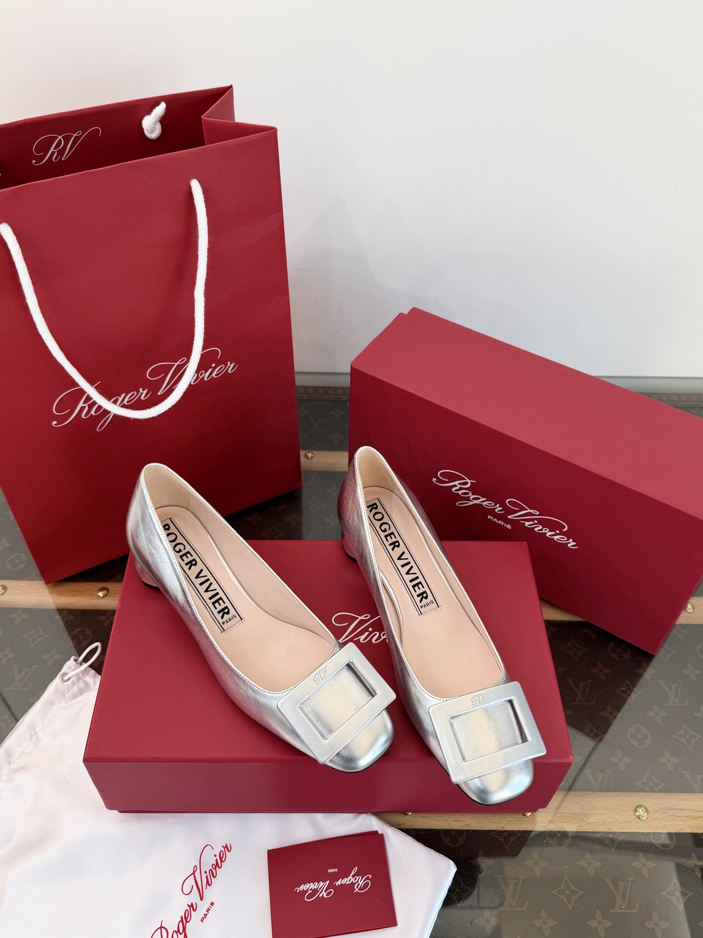 Roger Vivier Belle Vivier escarpins en cuir verni avec boucle carrée métallique, qualité top réplique, talon carré oblique ultra stable