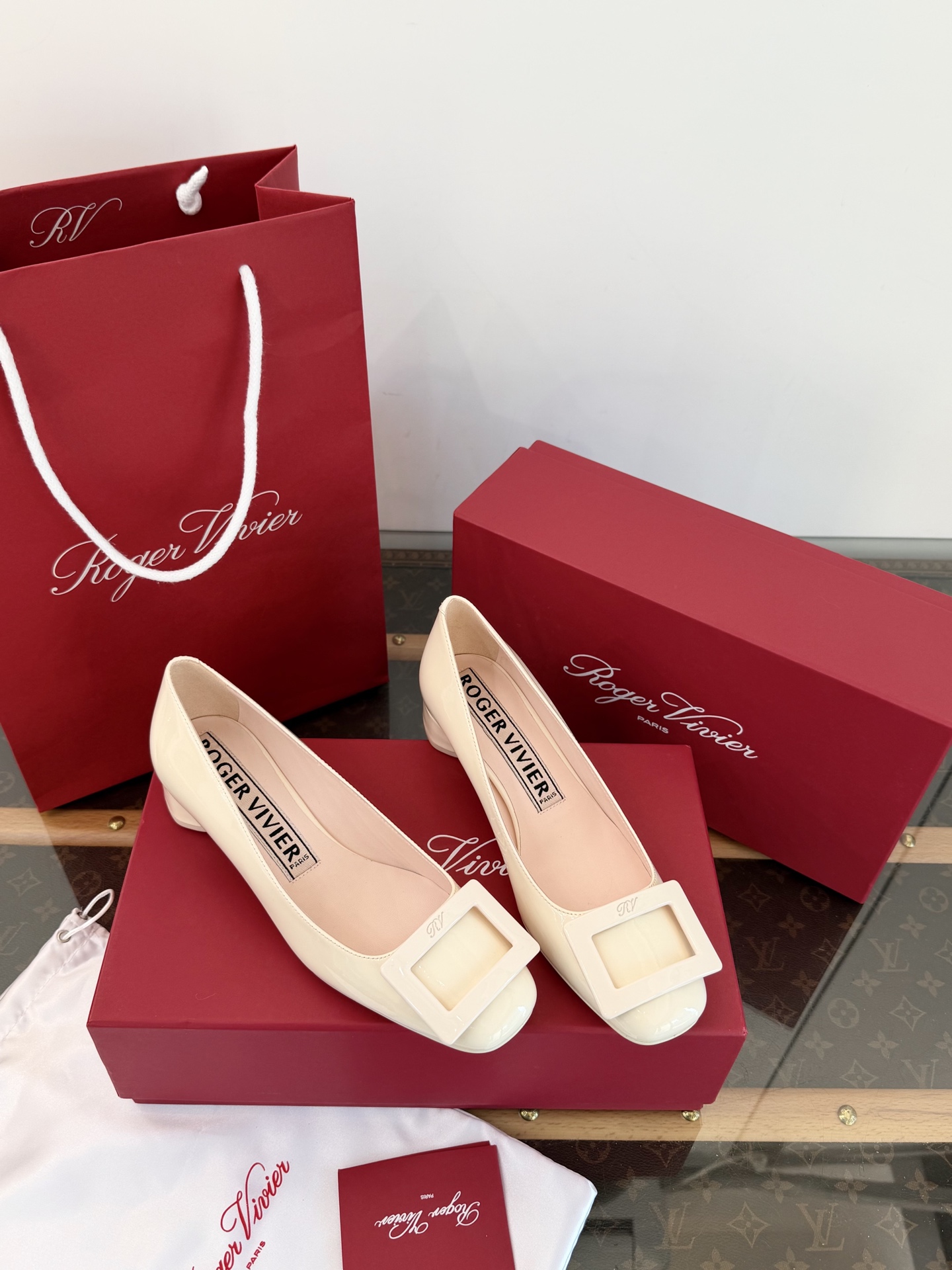Roger Vivier Belle Vivier escarpins en cuir verni avec boucle carrée métallique, qualité top réplique, talon carré oblique ultra stable
