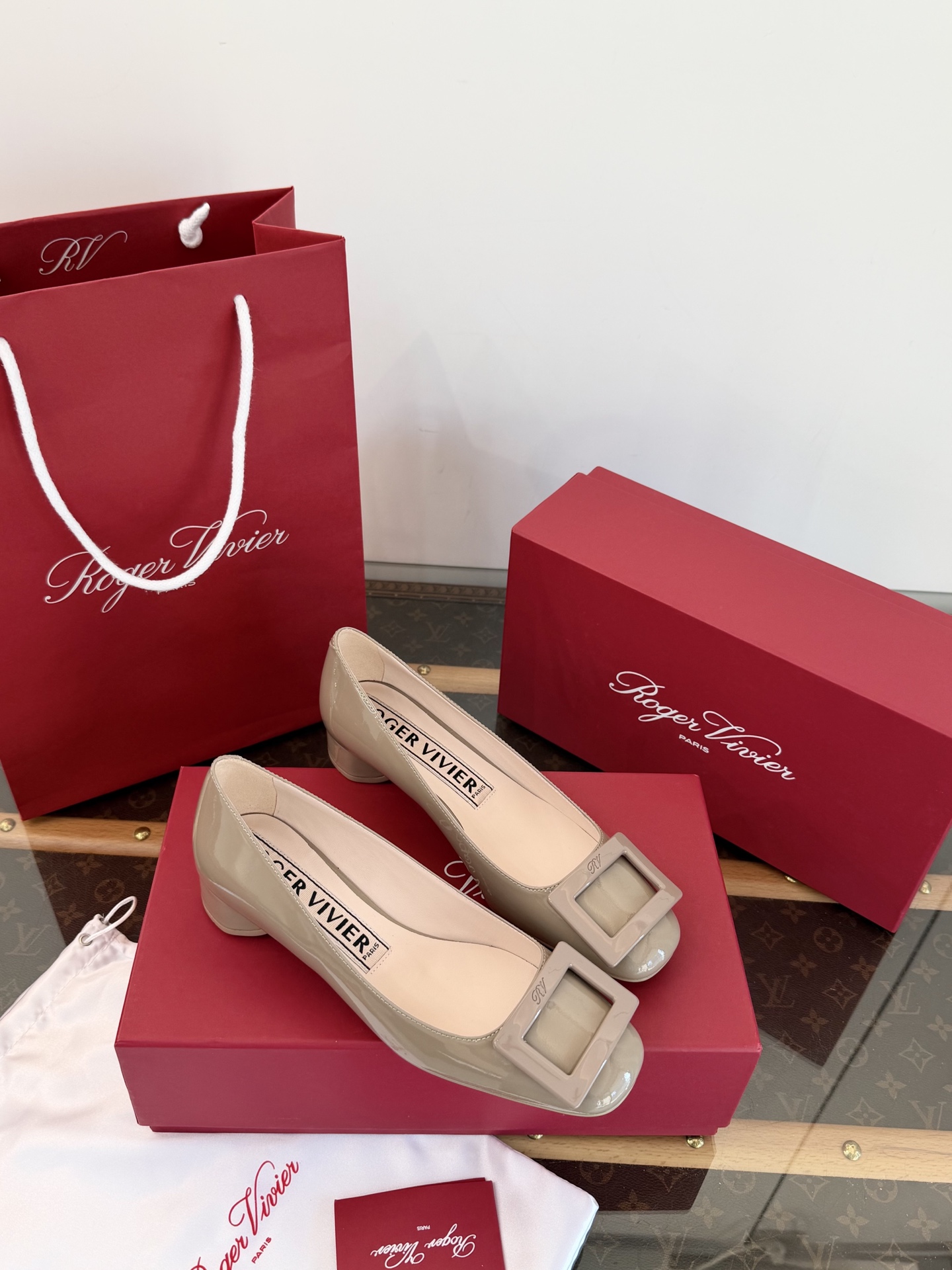 Roger Vivier Belle Vivier escarpins en cuir verni avec boucle carrée métallique, qualité top, talon carré oblique ultra stable