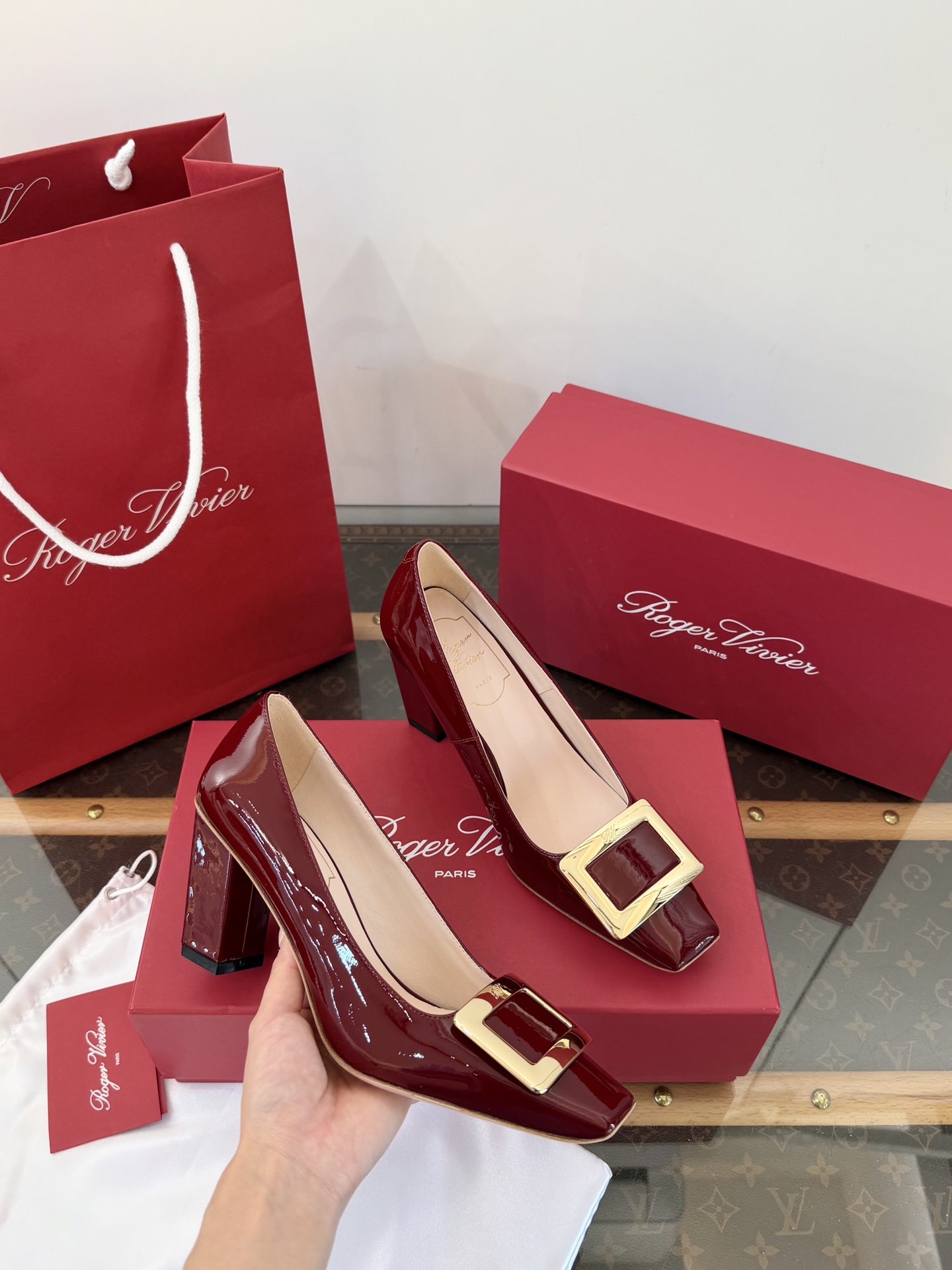 Roger Vivier Belle Vivier escarpins en cuir verni avec boucle carrée métallique, qualité top réplique, talon carré oblique ultra stable
