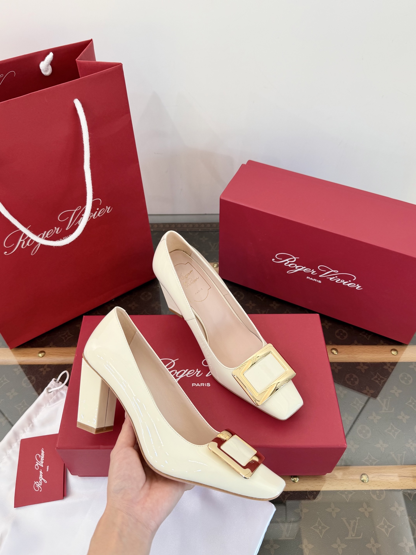 Roger Vivier Belle Vivier escarpins en cuir verni avec boucle carrée métallique, qualité top réplique, talon carré oblique ultra stable