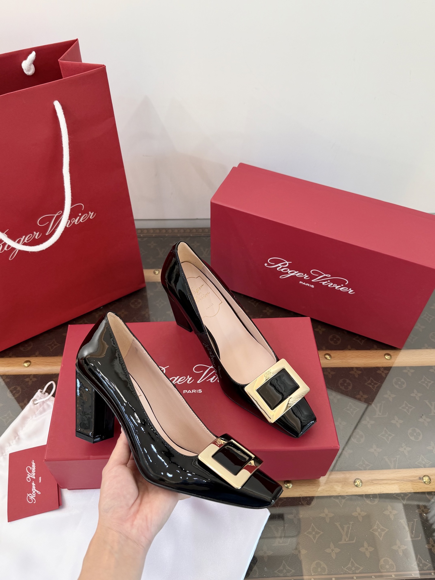 Roger Vivier Belle Vivier escarpins en cuir verni avec boucle carrée métallique, qualité top réplique, talon carré oblique ultra stable