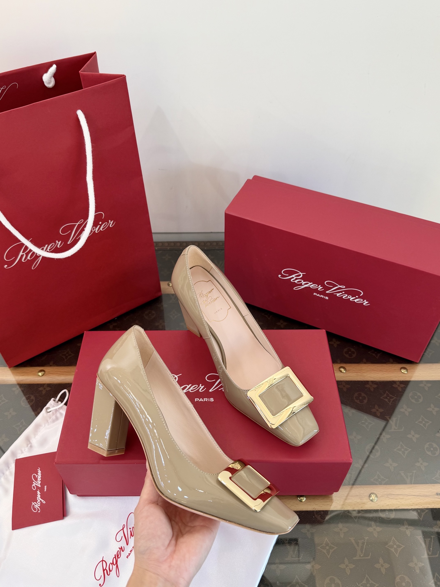 Roger Vivier Belle Vivier metalen vierkante gesp lakleren pumps topklasse inkoopniveau schuine vierkante blokhak ultra stabiel