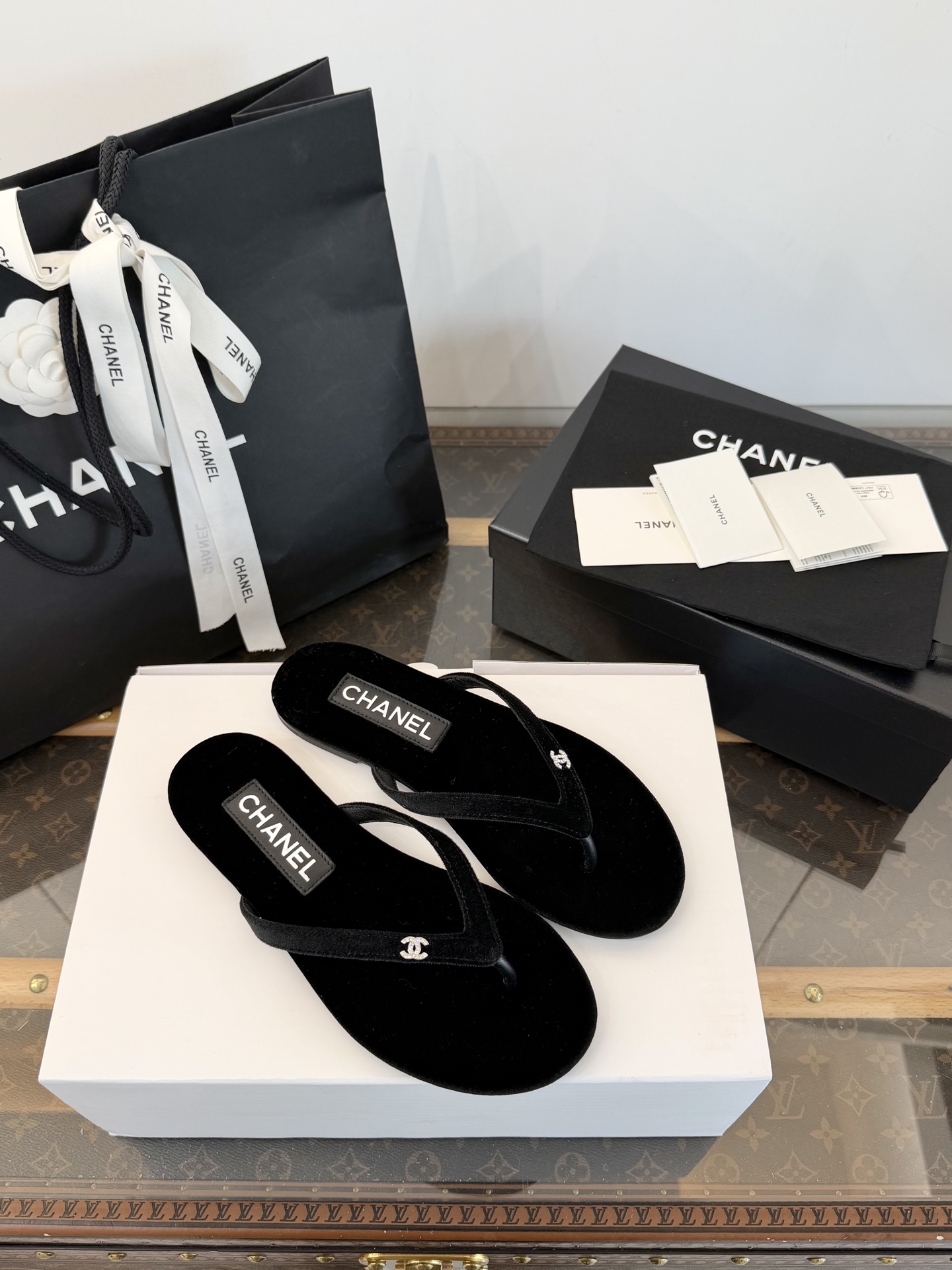 NO:782579,Made in Wandan *Xiaoxiang||Spring and summer velvet Double C rhinestone buckle herringbone flip-flops [Wandachang's top high-end quality] Rhinestone inlay + velvet material Simple, high-end and elegant ~ full of texture ~ exquisite and fashionable western style ~ minimalist and high-end style ~ very light on the feet ~ soft and comfortable not stiff ~ no foot wear at all ~ daily travel in summer ~ home vacation ~ easy to hod for various occasions ~ of course it must be beautiful in summer... Different market currency ~ high-end quality is definitely different:  35, 36, 37, 38, 39, 40, split-toe shoes, slippers19860909莞产 *小香||春夏丝绒 双C水钻扣人字夹脚拖鞋【莞大厂顶级高端品质】 水钻镶嵌+丝绒材质 简约高级大方～质感满满～精致时髦洋气～极简高级风～ 上脚非常轻盈～柔软舒适不生硬～完全不磨脚～夏天日常出行～居家度假～轻松hod住各种场合～夏天当然就得美美哒…… 区别市场通货～高端品质绝对不一样 : 35、36、37、38、39、40、,分趾鞋,slippers,Women's Shoes